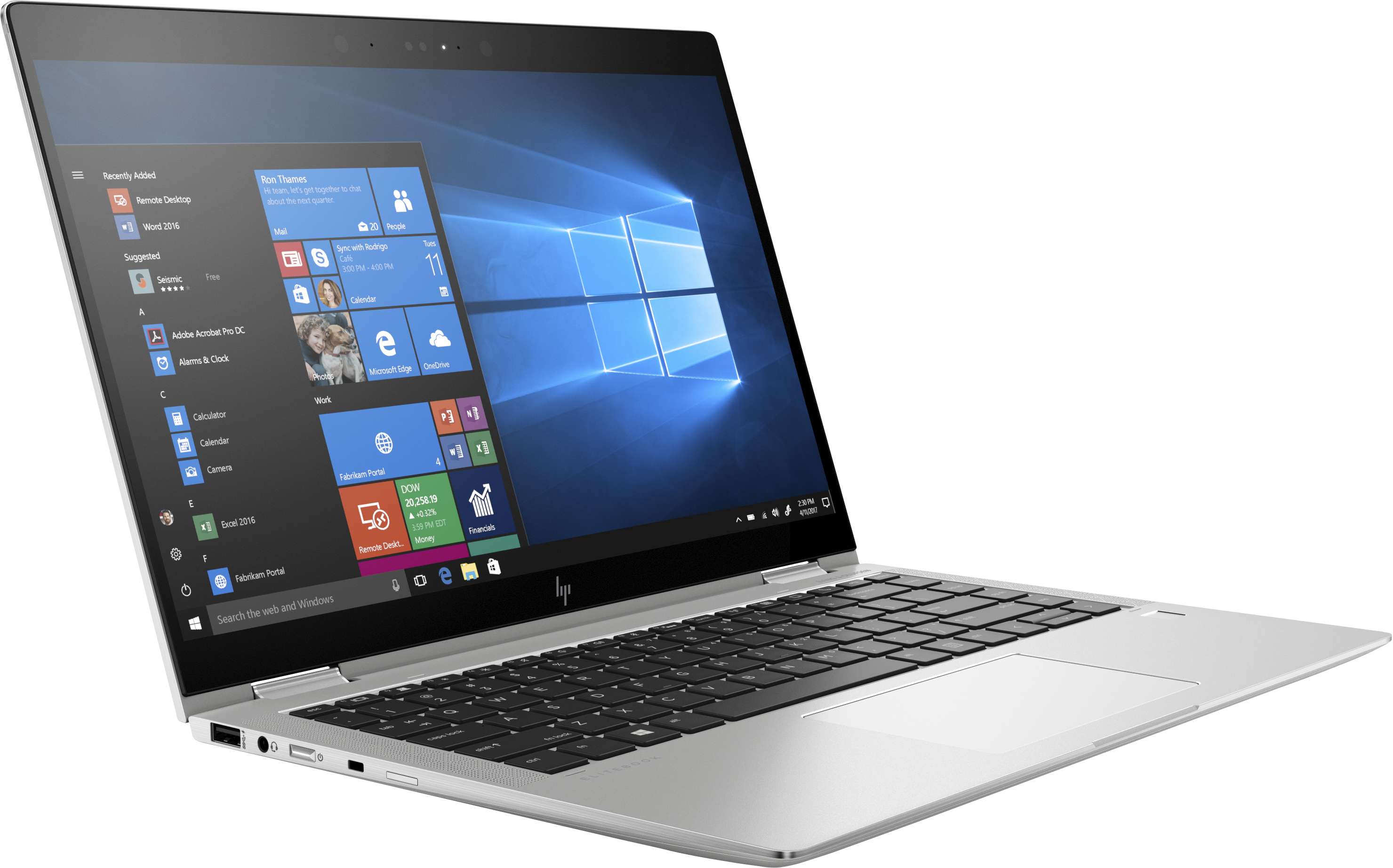 Laptop argentato con desktop Windows aperto. Sfondo bianco.