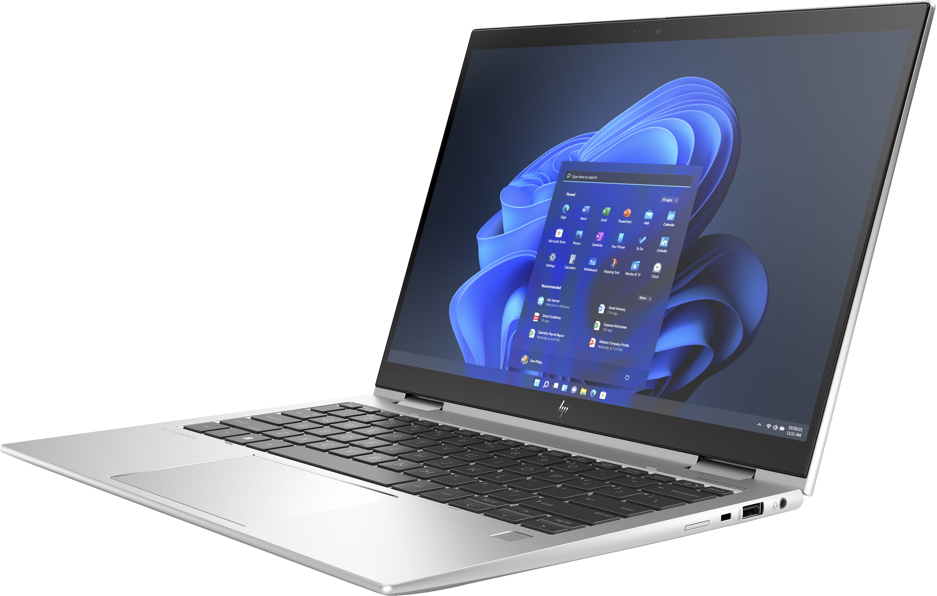 Laptop argentato aperto ad angolo, con schermo che mostra interfaccia Windows 11. Sfondo bianco.