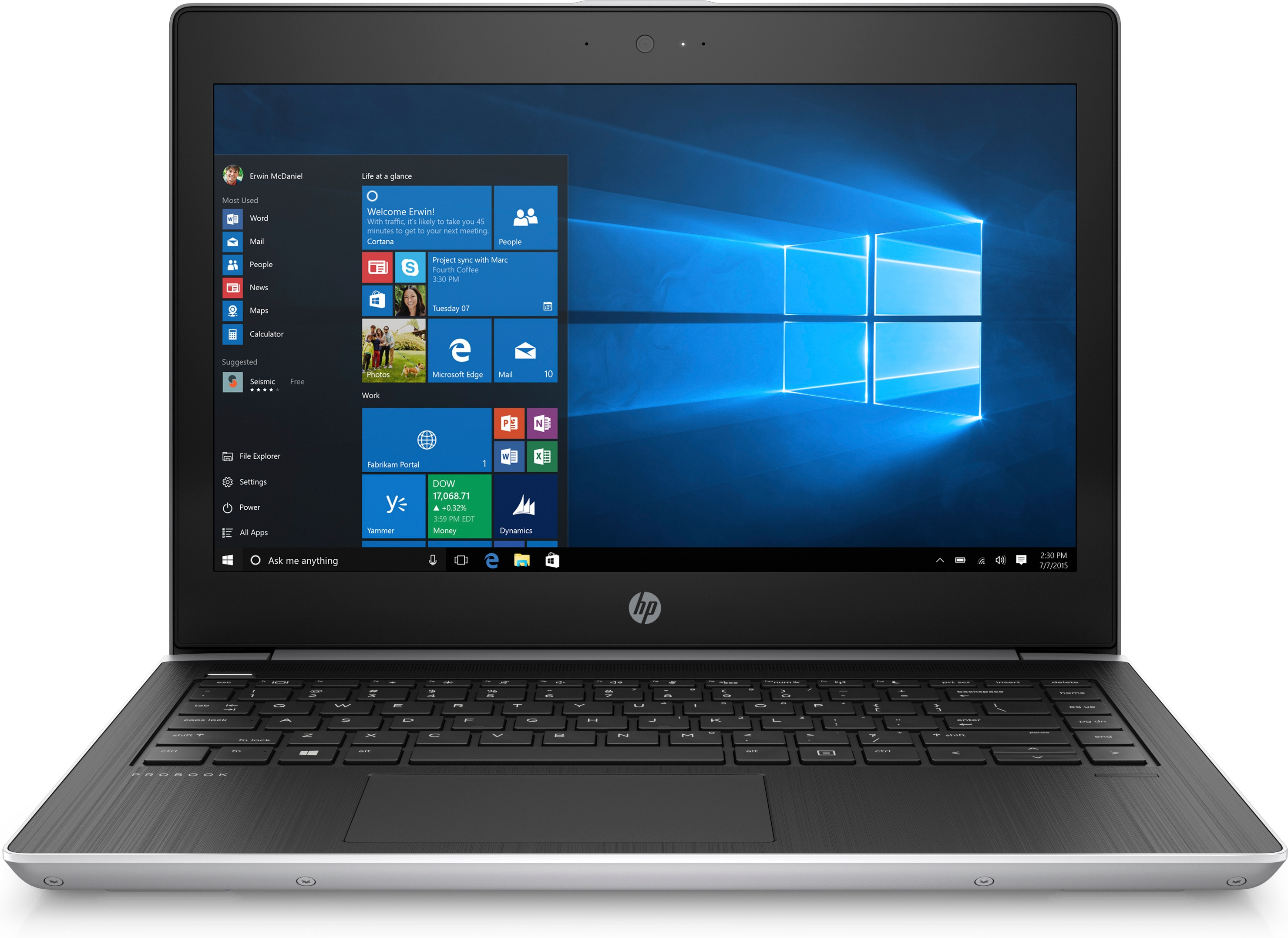 Laptop HP aperto, schermo Windows visibile. Tastiera a fuoco. Sfondo bianco.