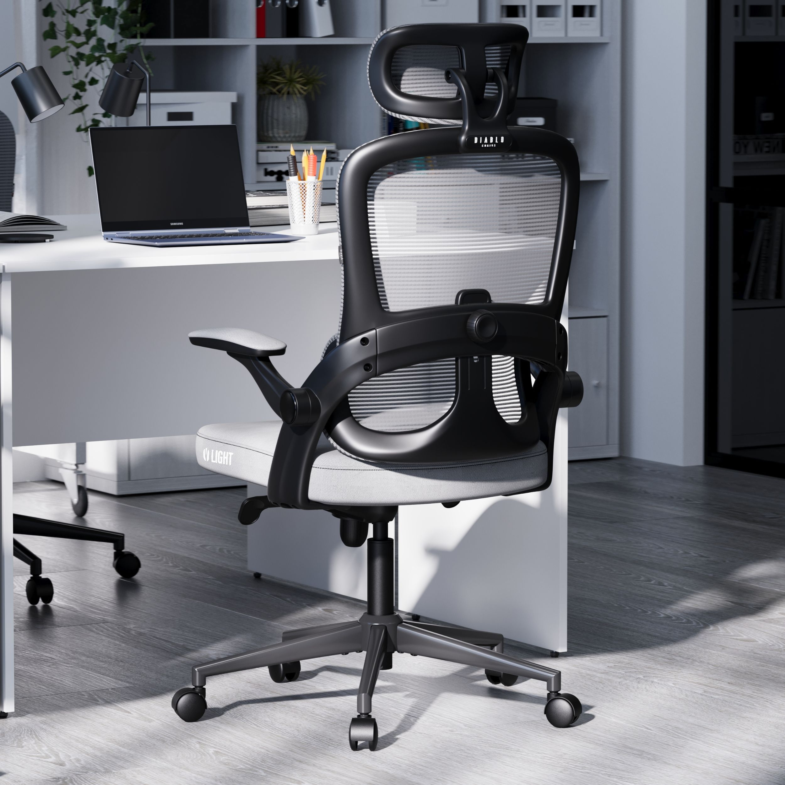 Ein Büro mit einem schwarz-weißen ergonomischen Stuhl. Ein Laptop und Schreibtischartikel sind sichtbar.