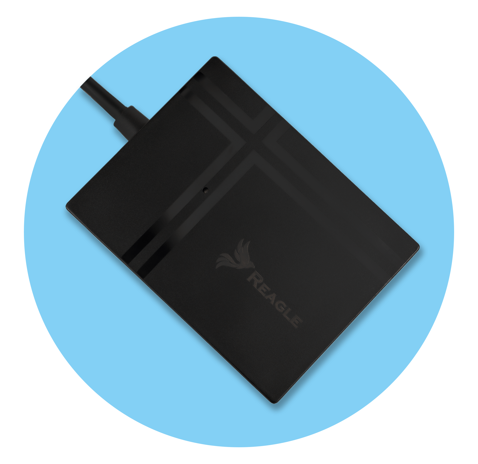 Czarne prostokątne urządzenie z logo na jasnoniebieskim kole. Urządzenie jest eleganckie i ma kabel.