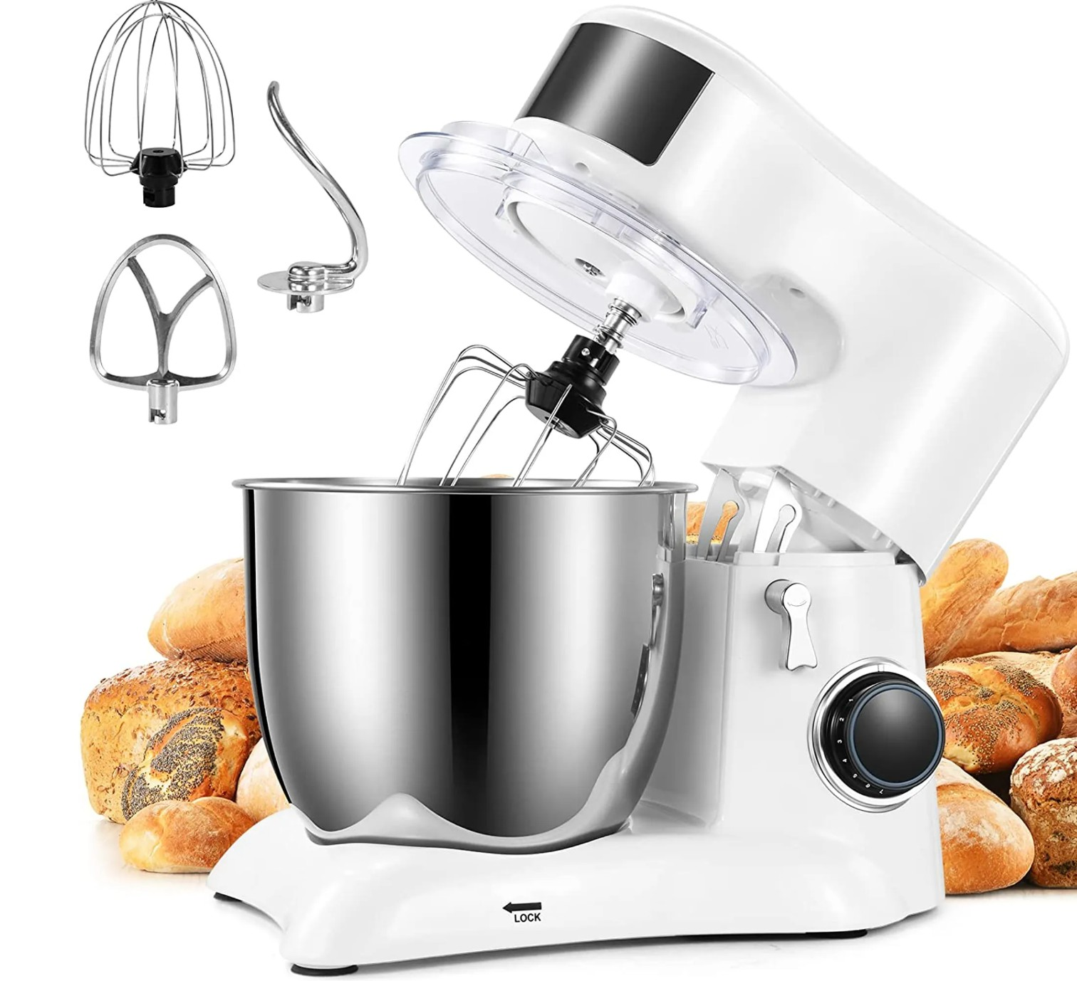 Weißer Küchenmixer mit Aufsätzen. Eine Schüssel ist innen. Brote sind im Hintergrund.