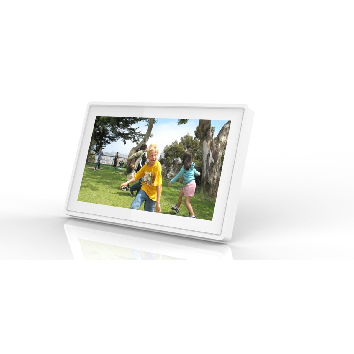 Un marco de fotos digital blanco muestra una foto de niños jugando en hierba verde.