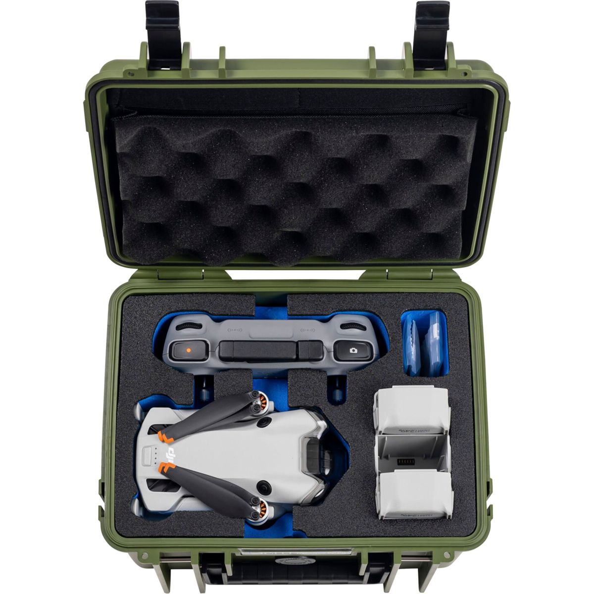 Una custodia verde con componenti per droni all'interno. Un drone, un controller e batterie sono visibili.