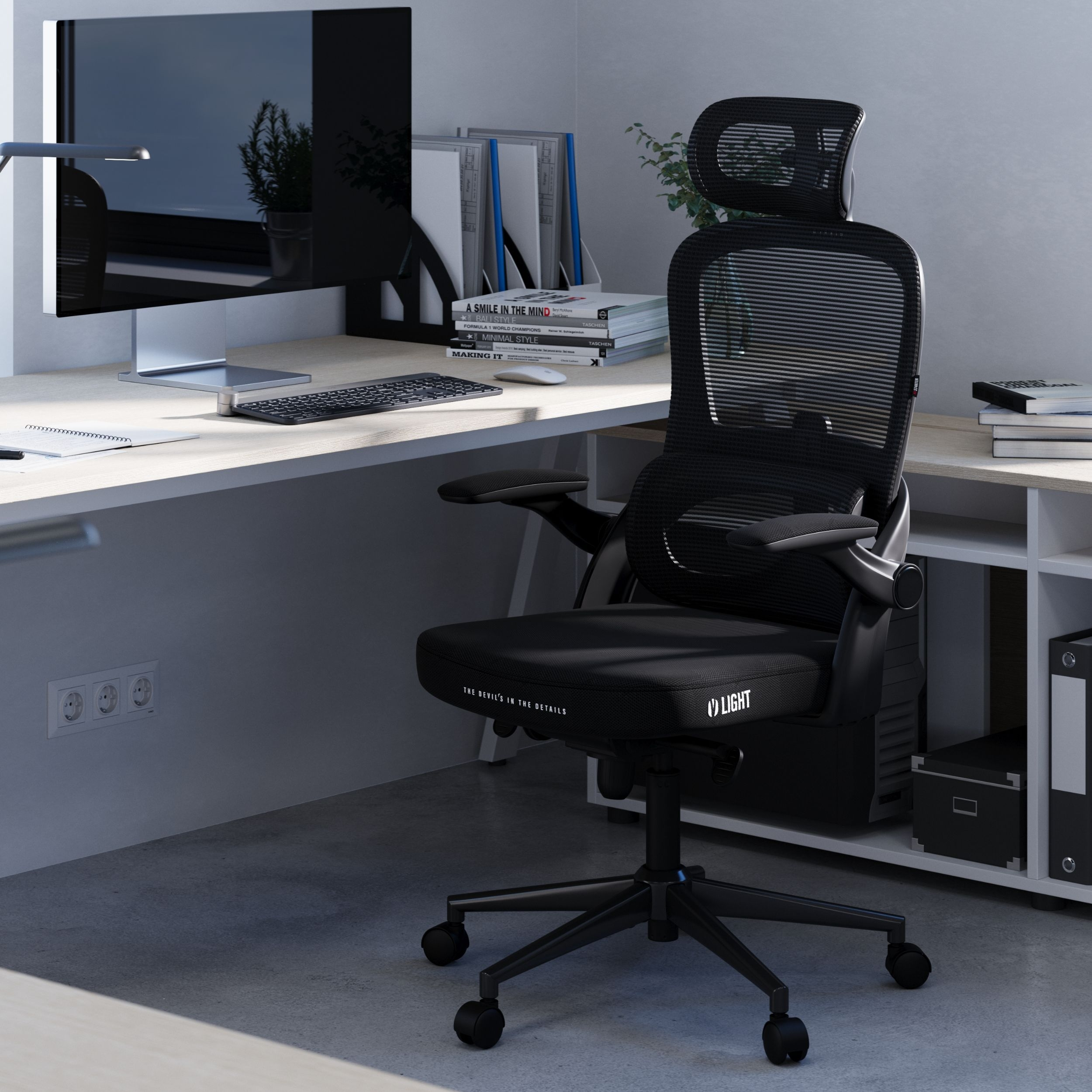 Schwarzer Bürostuhl aus Mesh auf Rollen an einem Schreibtisch mit Computer, Büchern und Tastatur.
