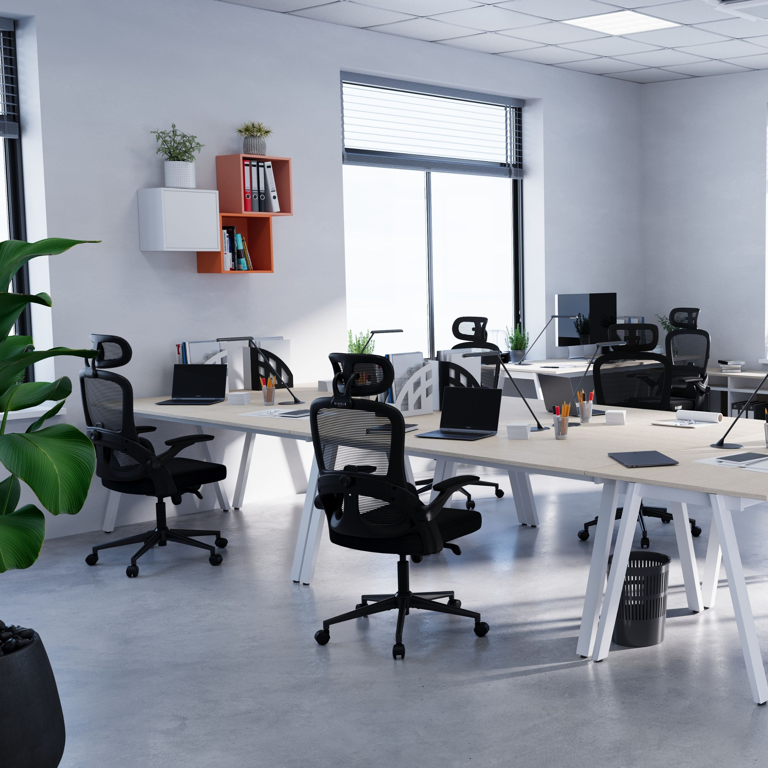 Büro-Innenraum. Schreibtische, Stühle, Computer. Weiße Wände, Fenster, Topfpflanzen. Sauber, modern.