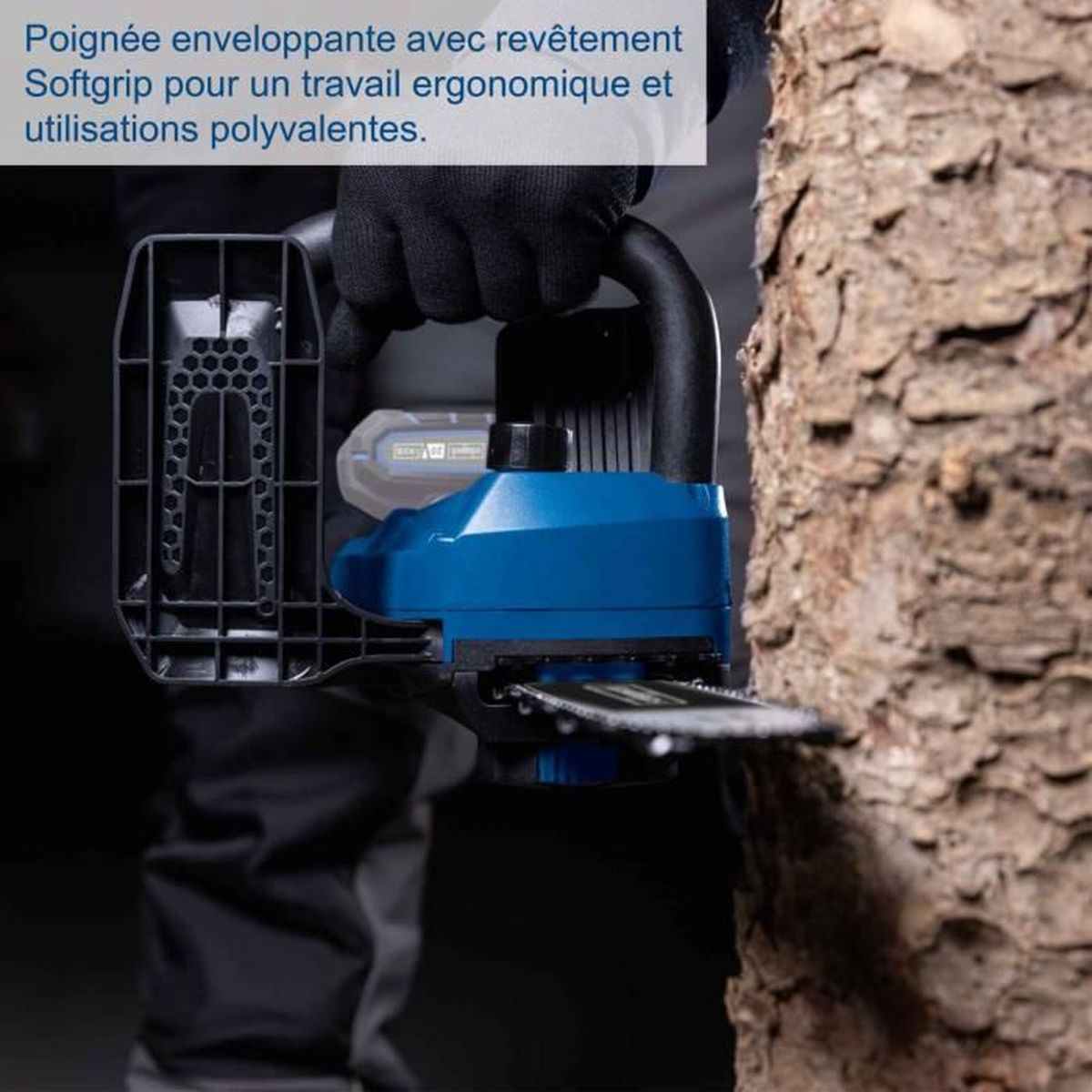 Eine blau-schwarze Kettensäge schneidet einen Baum. Eine schwarz behandschuhte Hand hält die Säge.