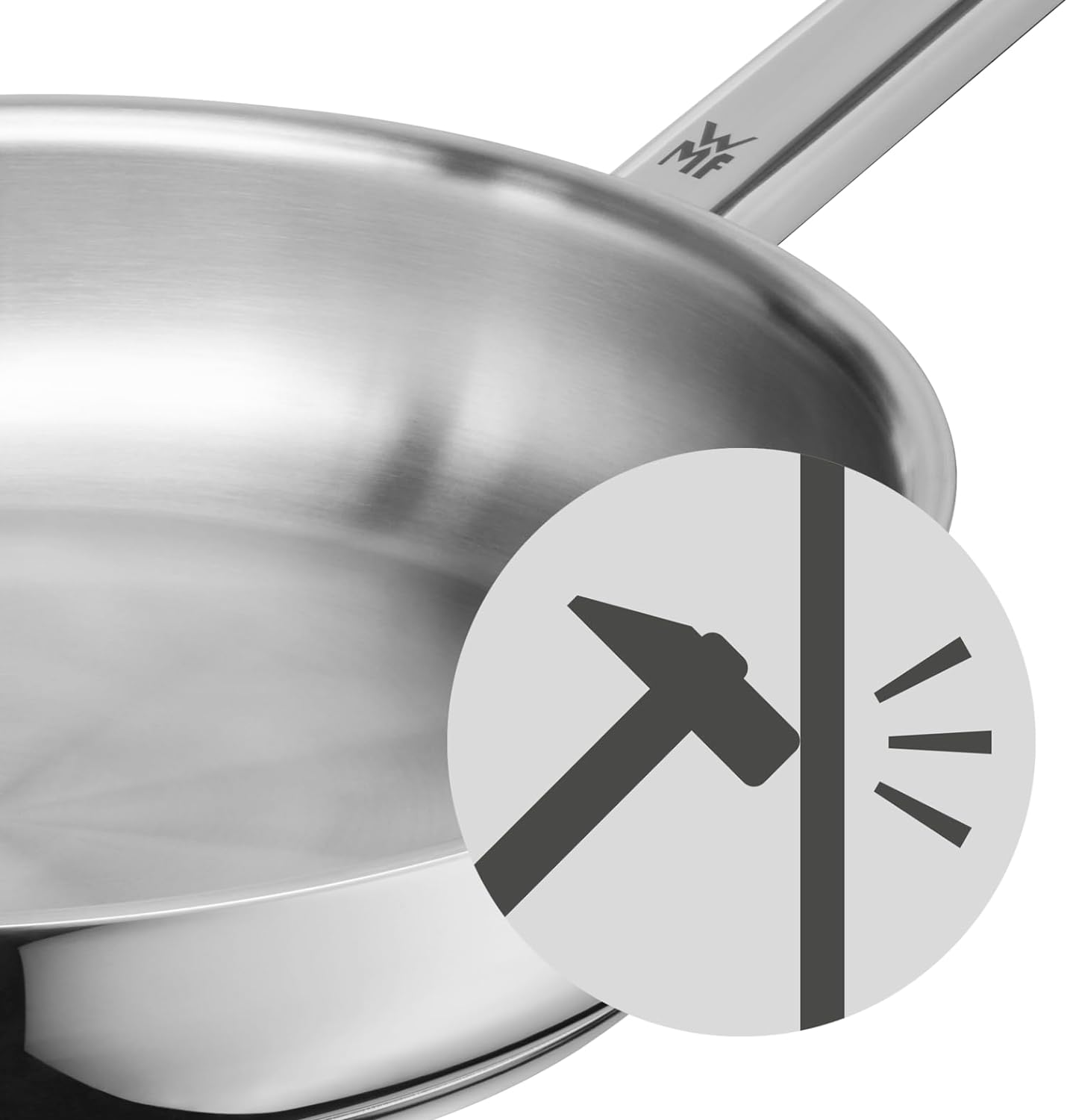 Edelstahl-Bratpfanne mit einem grauen Hammer-Symbol darauf, Nahaufnahme.