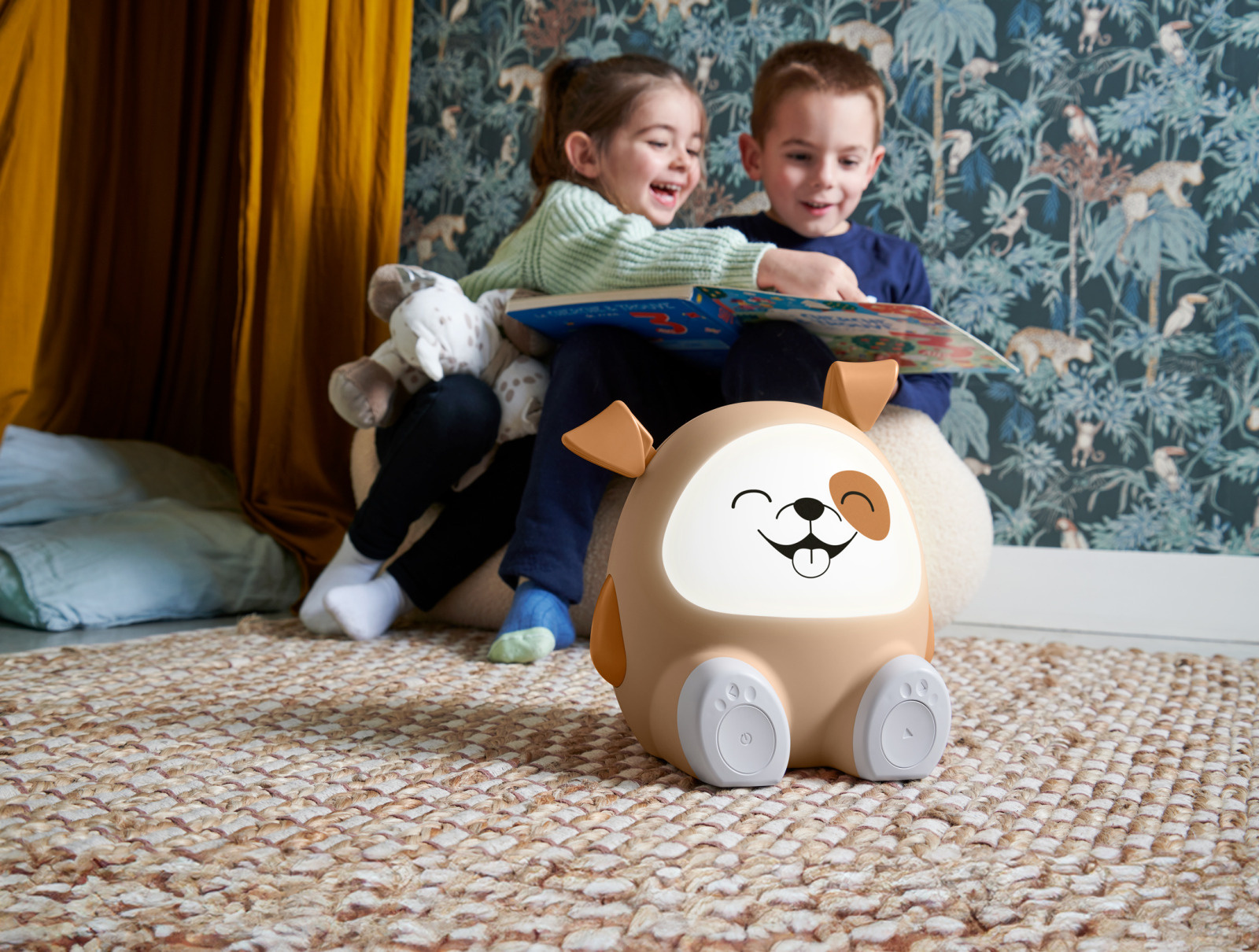 Enfants lisant un livre, une lampe en forme de chien devant.