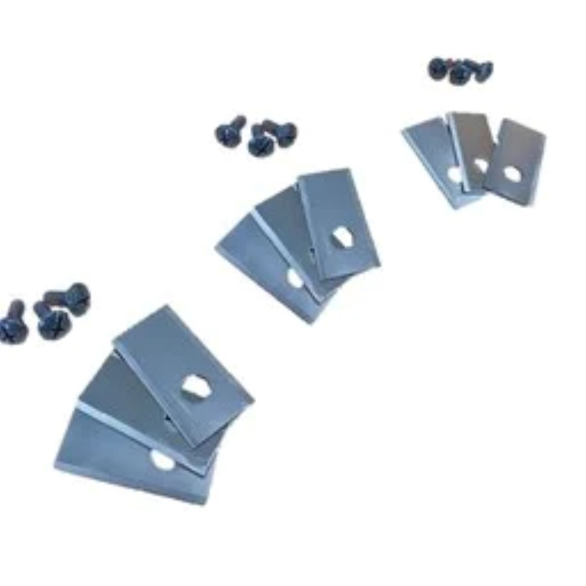Een set metalen messen en schroeven verspreid op een witte achtergrond, voor een snijgereedschap.
