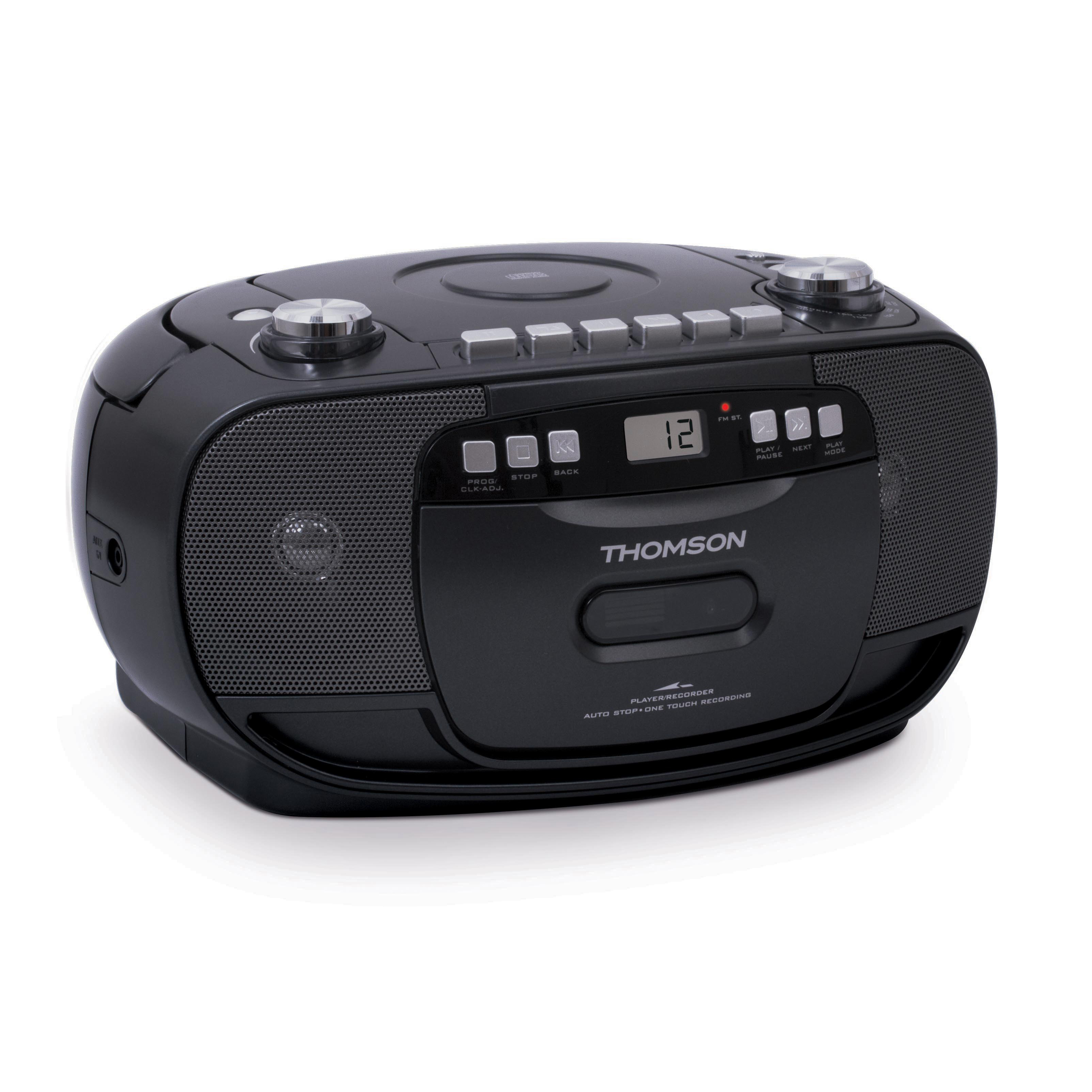 Czarny boombox z przyciskami i wyświetlaczem, odtwarzaczem CD i dwoma głośnikami.