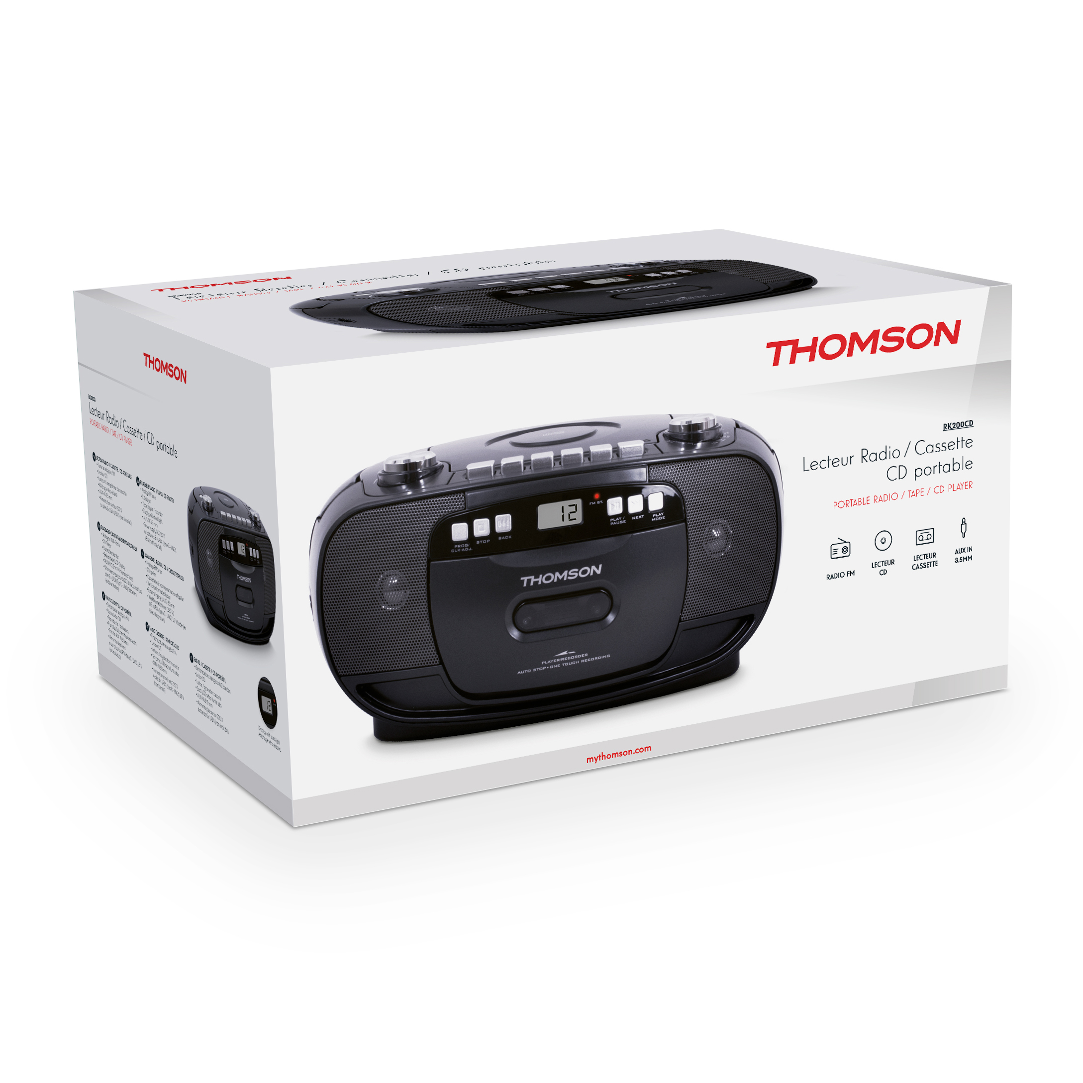 Przenośny odtwarzacz radiowo-kasetowy Thomson w białym pudełku. Czarna konstrukcja i różne przyciski.