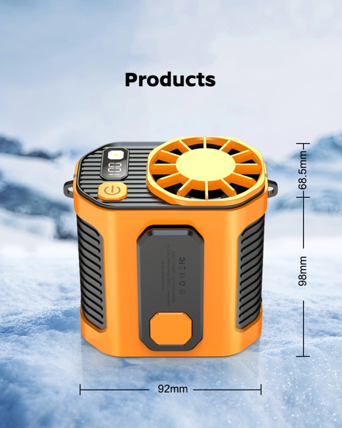Orangefarbener und schwarzer tragbarer Klimaanlage, mit Abmessungen. Weißer Hintergrund mit Schnee.