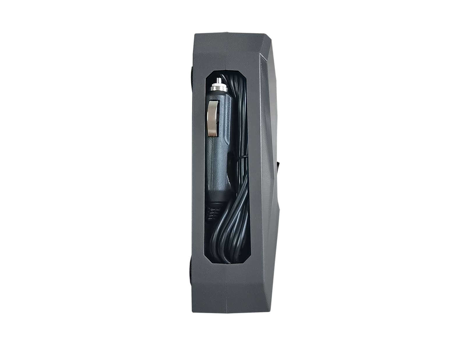 Un adaptateur de chargeur de voiture noir dans une boîte gris foncé. Le chargeur a un câble.