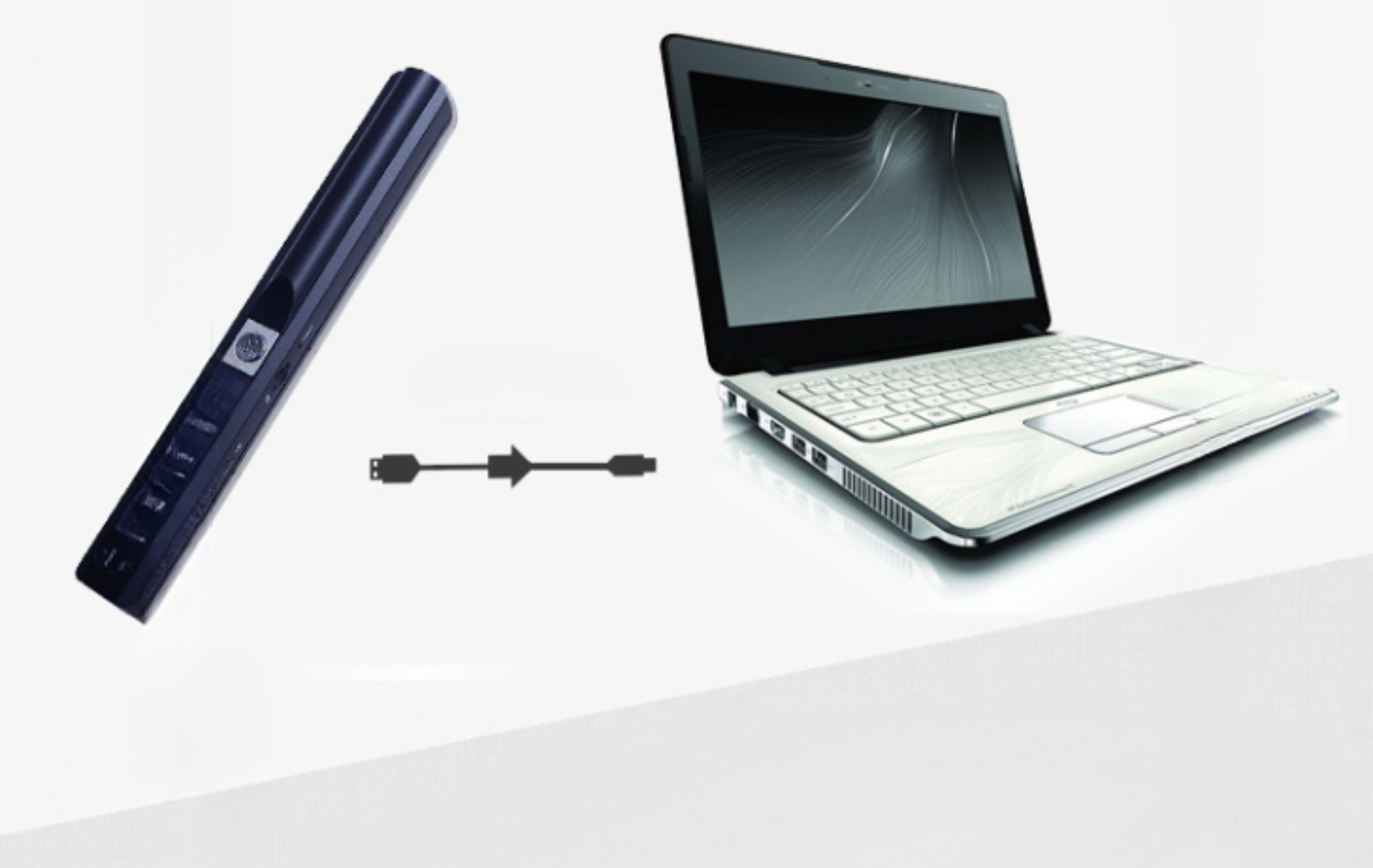 Ein Laptop und ein schwarzes USB-Kabel mit USB-Anschluss an jedem Ende sind auf weißem Untergrund gezeigt.