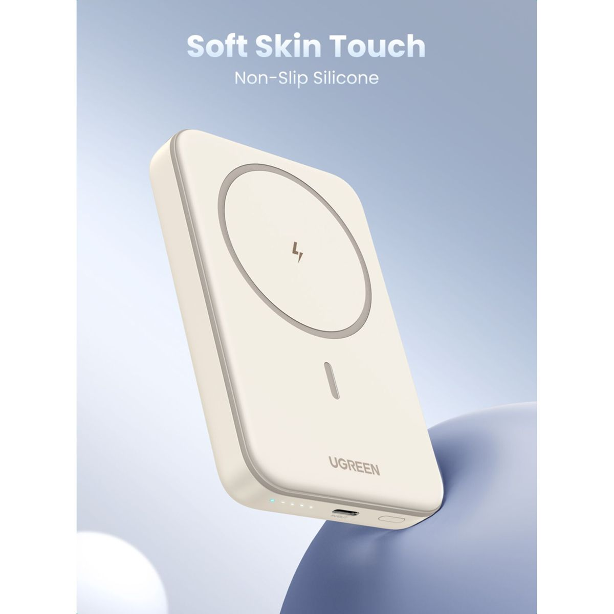 Biała, okrągła ładowarka bezprzewodowa z logo UGREEN i symbolem błyskawicy. Niebieskie tło.