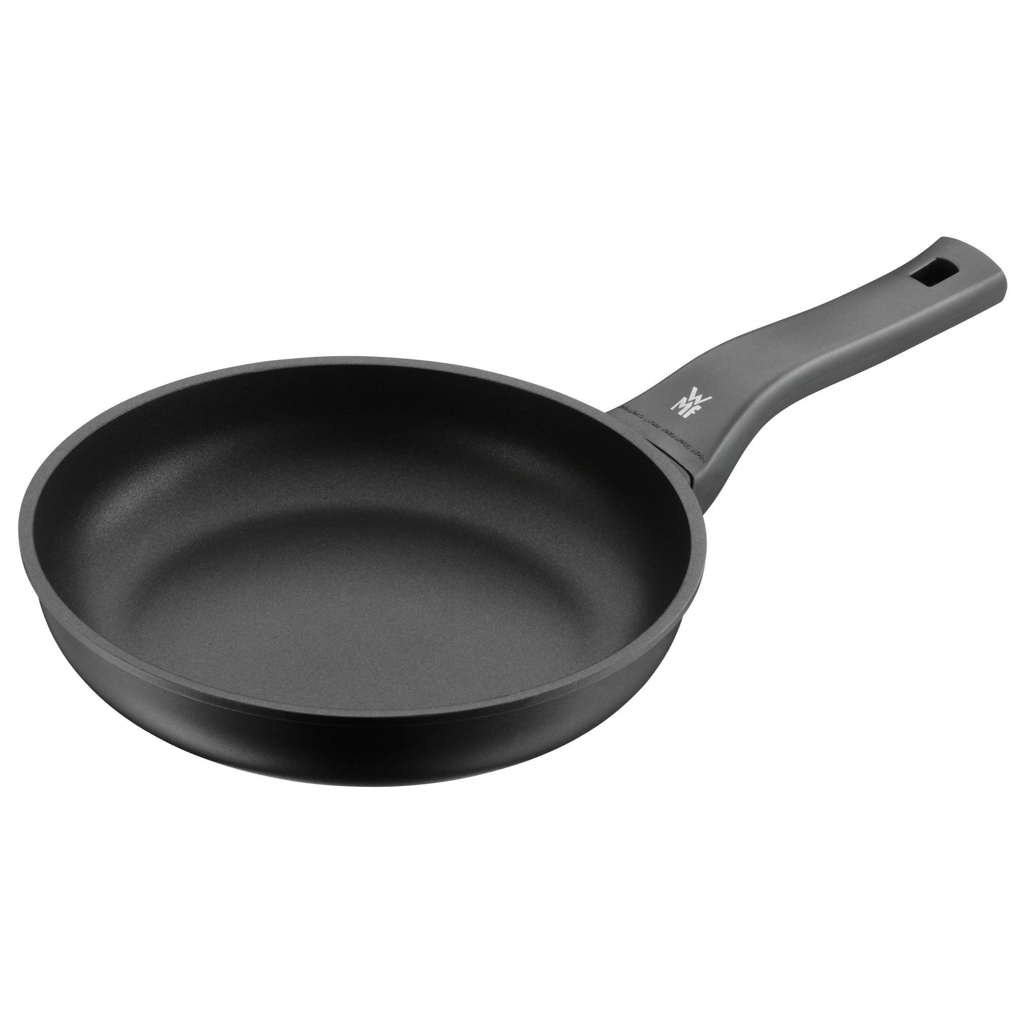 Padella nera con un lungo manico. La padella è su sfondo bianco. Un utensile da cucina.