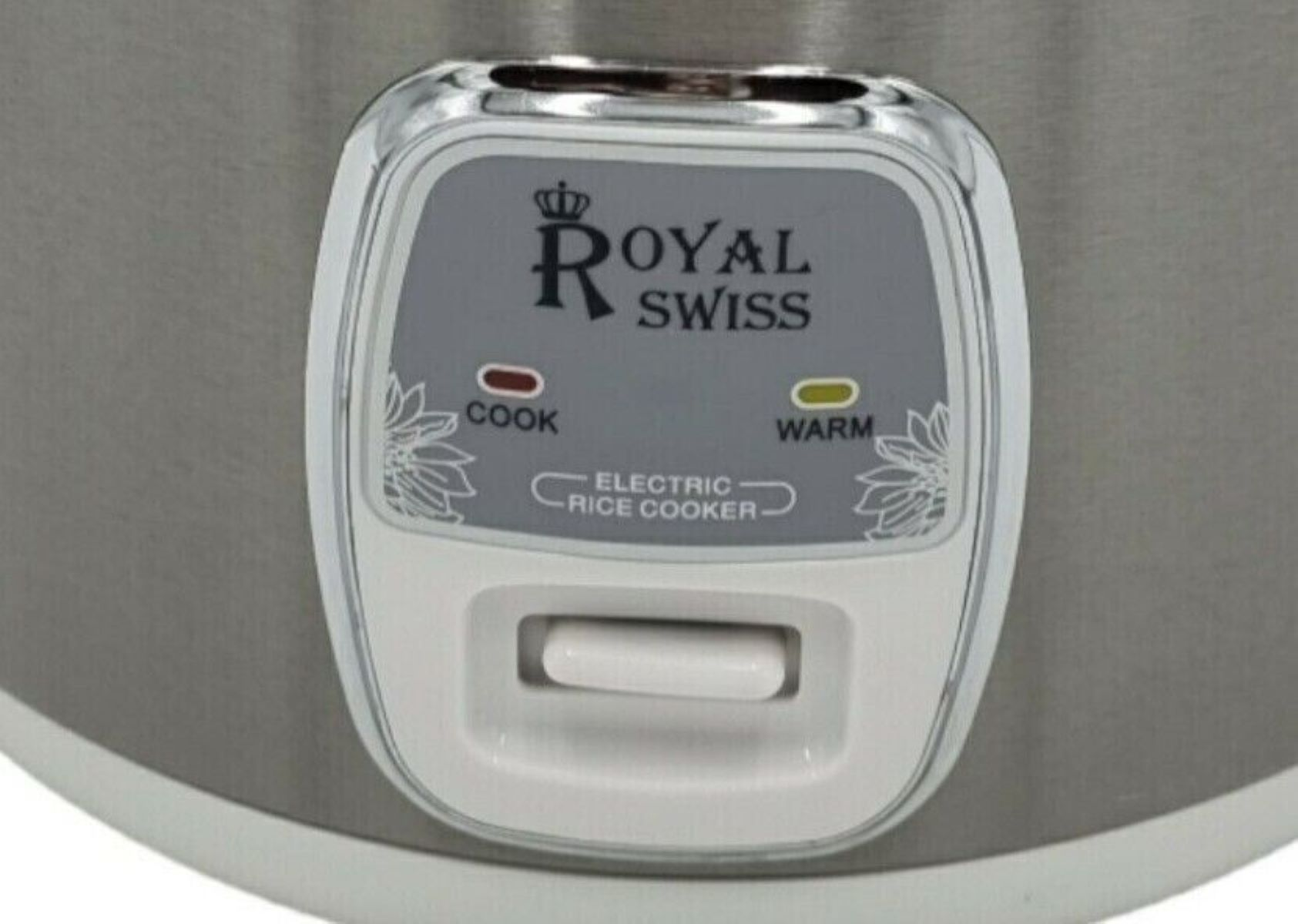 Nahaufnahme eines Bedienfelds eines Reiskochers. Es zeigt 'Royal Swiss' und Koch-/Warm-Anzeigen.
