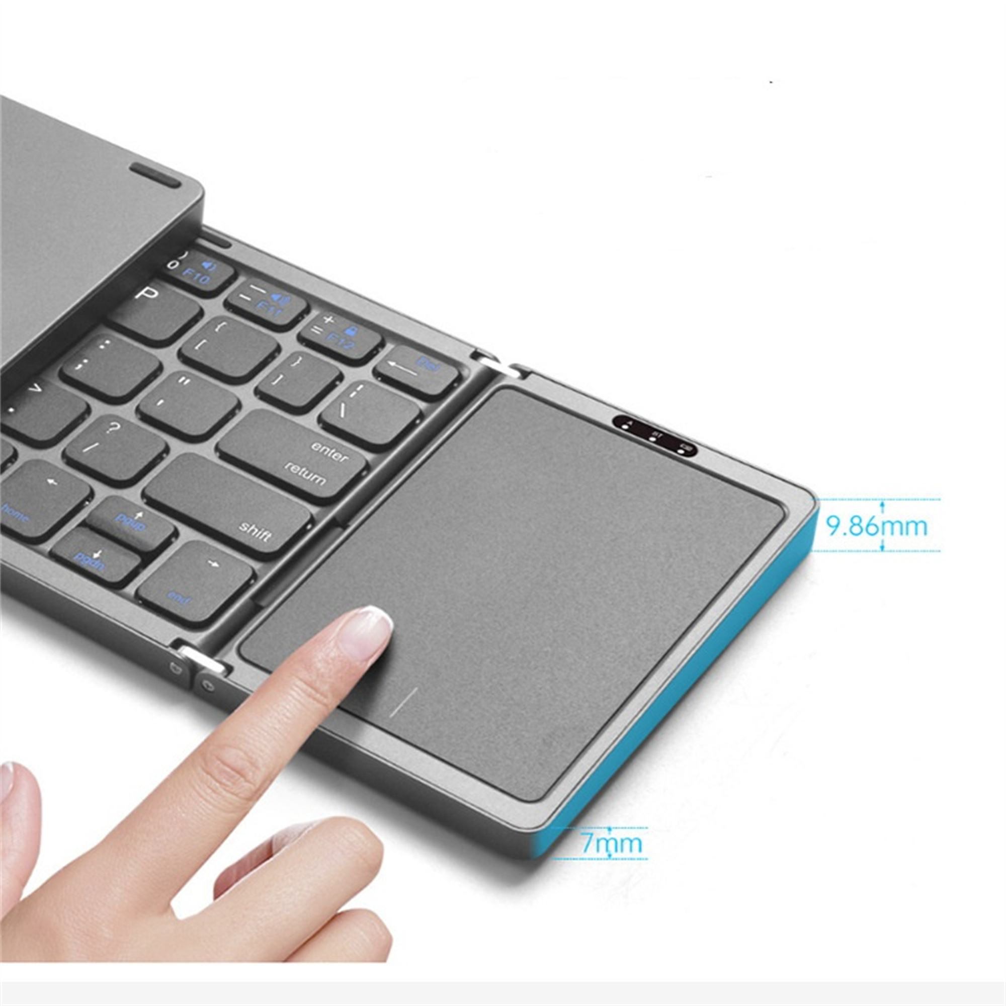 Faltbare Tastatur und Touchpad. Touchpad ist blau umrandet. Finger berührt das Pad.