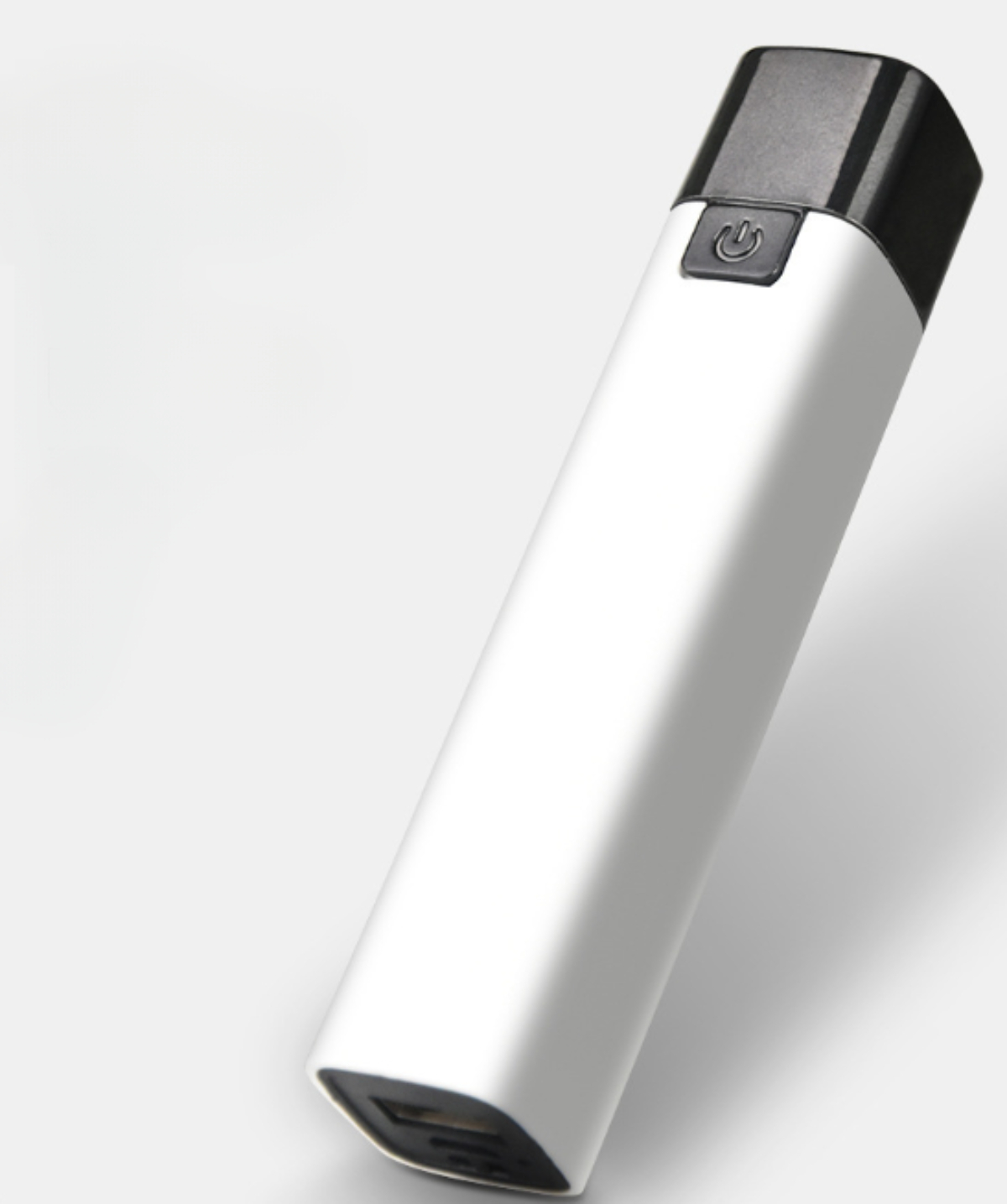 Weiße Powerbank mit einem Ein-/Ausschalter und zwei USB-Anschlüssen. Der Hintergrund ist weiß.