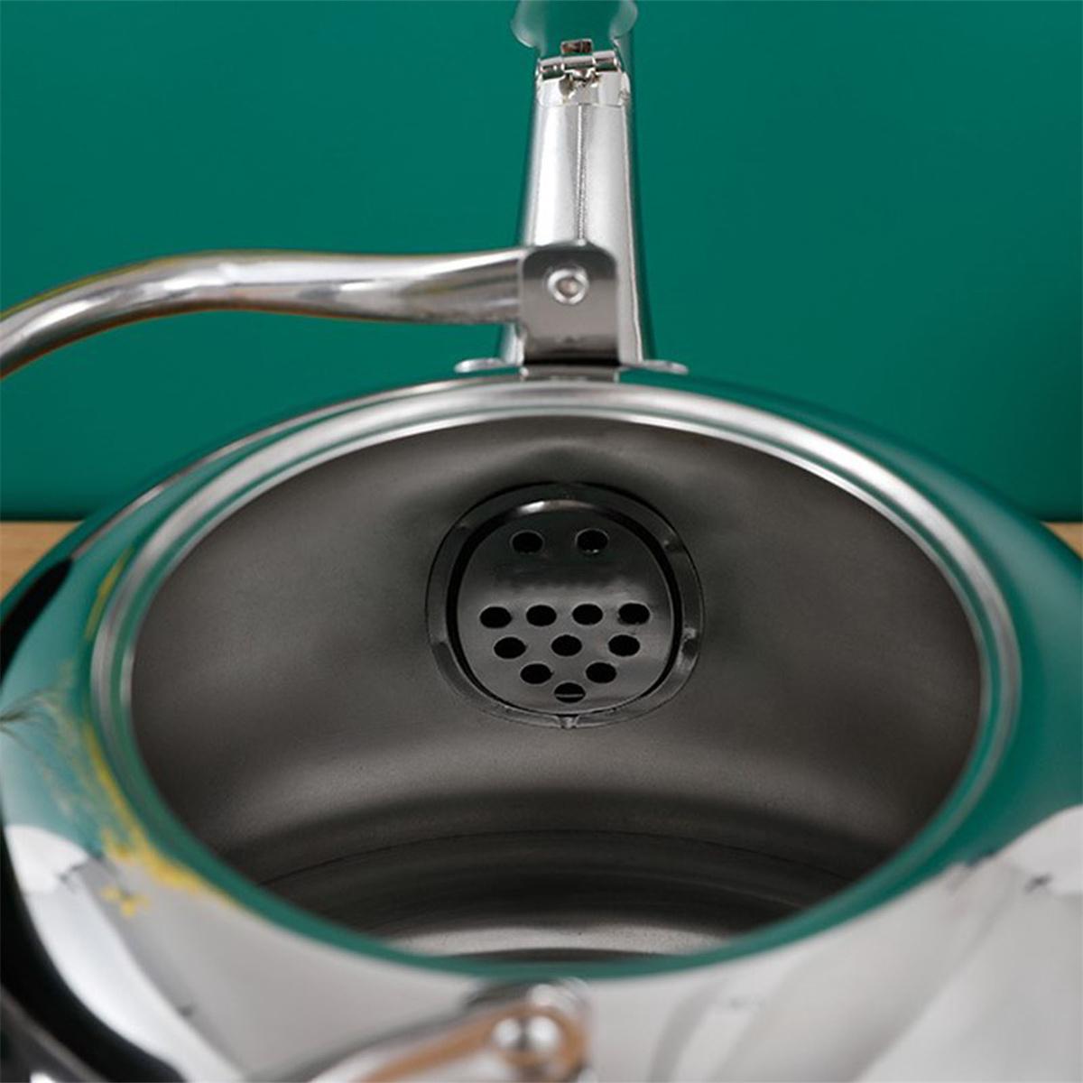 Der Innenraum eines Wasserkochers aus Edelstahl, der einen Filter und das Innere des Wasserkochers zeigt.