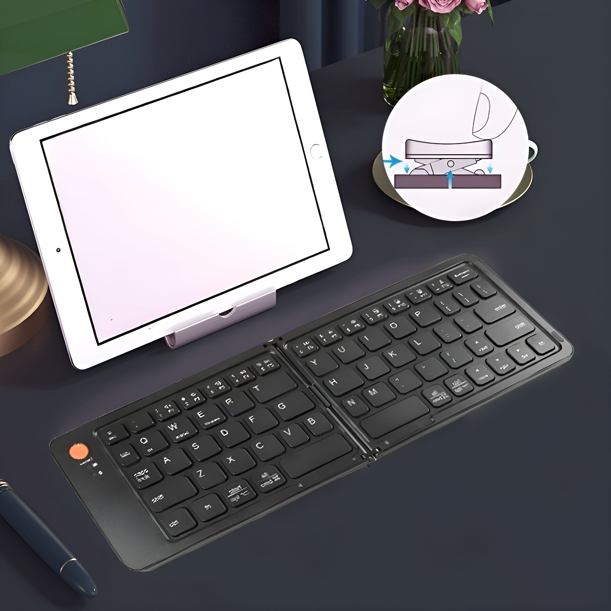 Faltbare schwarze Tastatur neben einem Tablet. Es hat Tasten und einen Ein-/Ausschalter. Es gibt einen Stift.