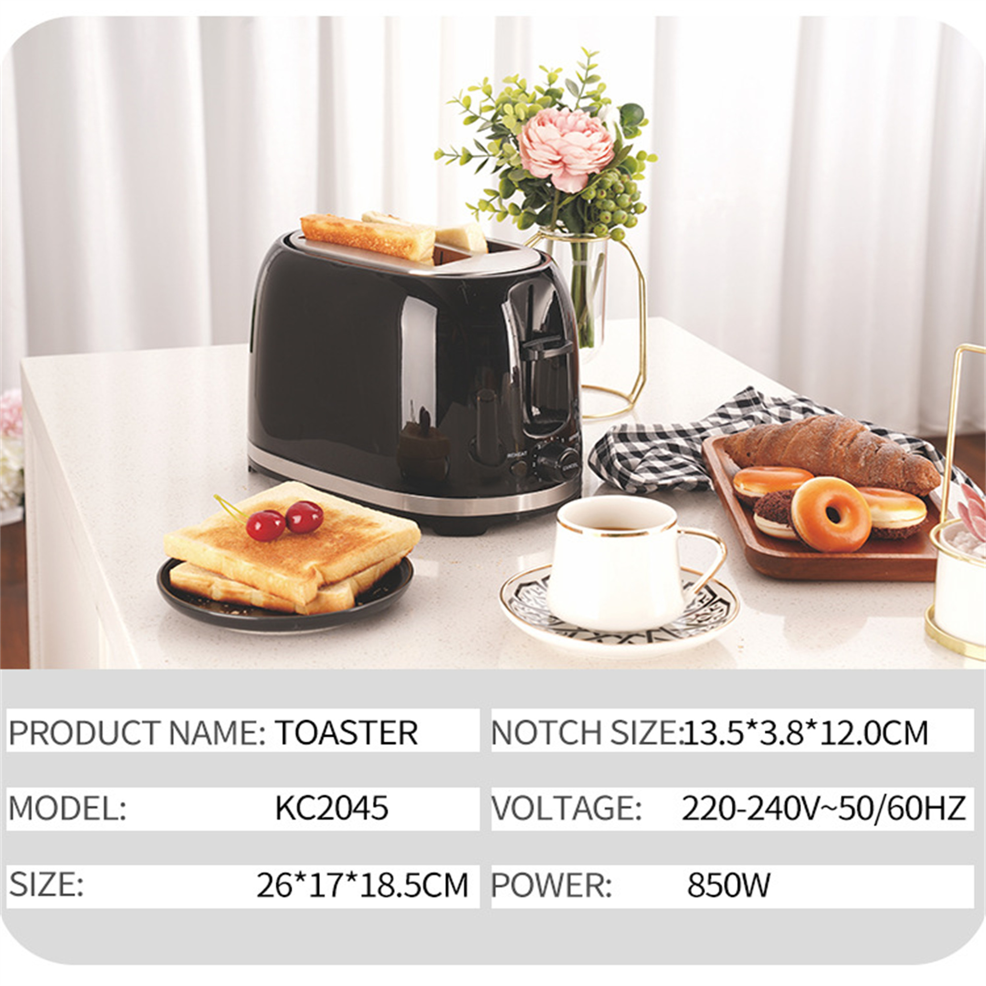 Ein schwarzer Toaster mit Toast und Belag sowie eine Tasse Kaffee auf einem Tisch.