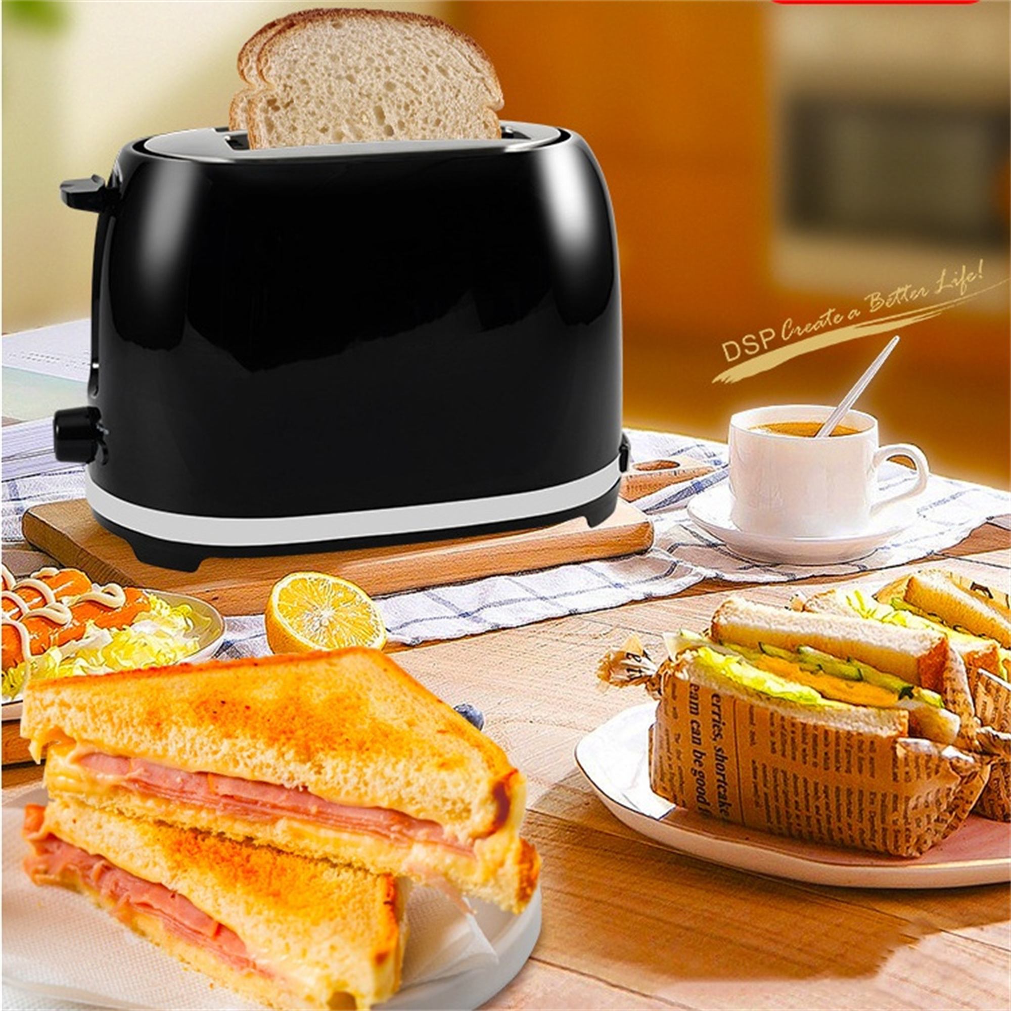 Schwarzer Toaster mit Brot auf einem Holzbrett. Sandwiches, Kaffee und Zitrone sind ebenfalls vorhanden.