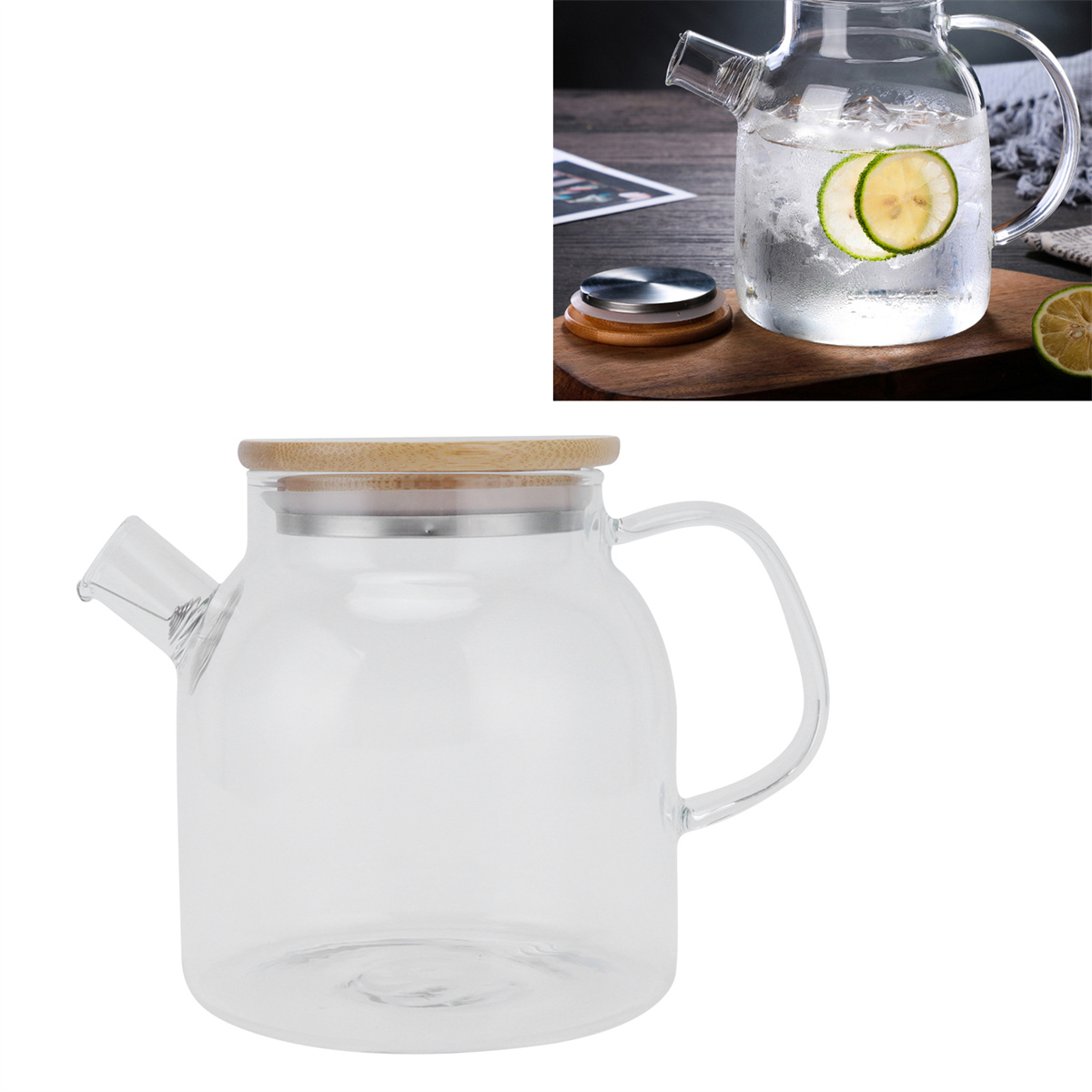 Gläserne Teekanne mit Deckel und ein separates Glas mit Eis und einer Zitronenscheibe. Holztisch.