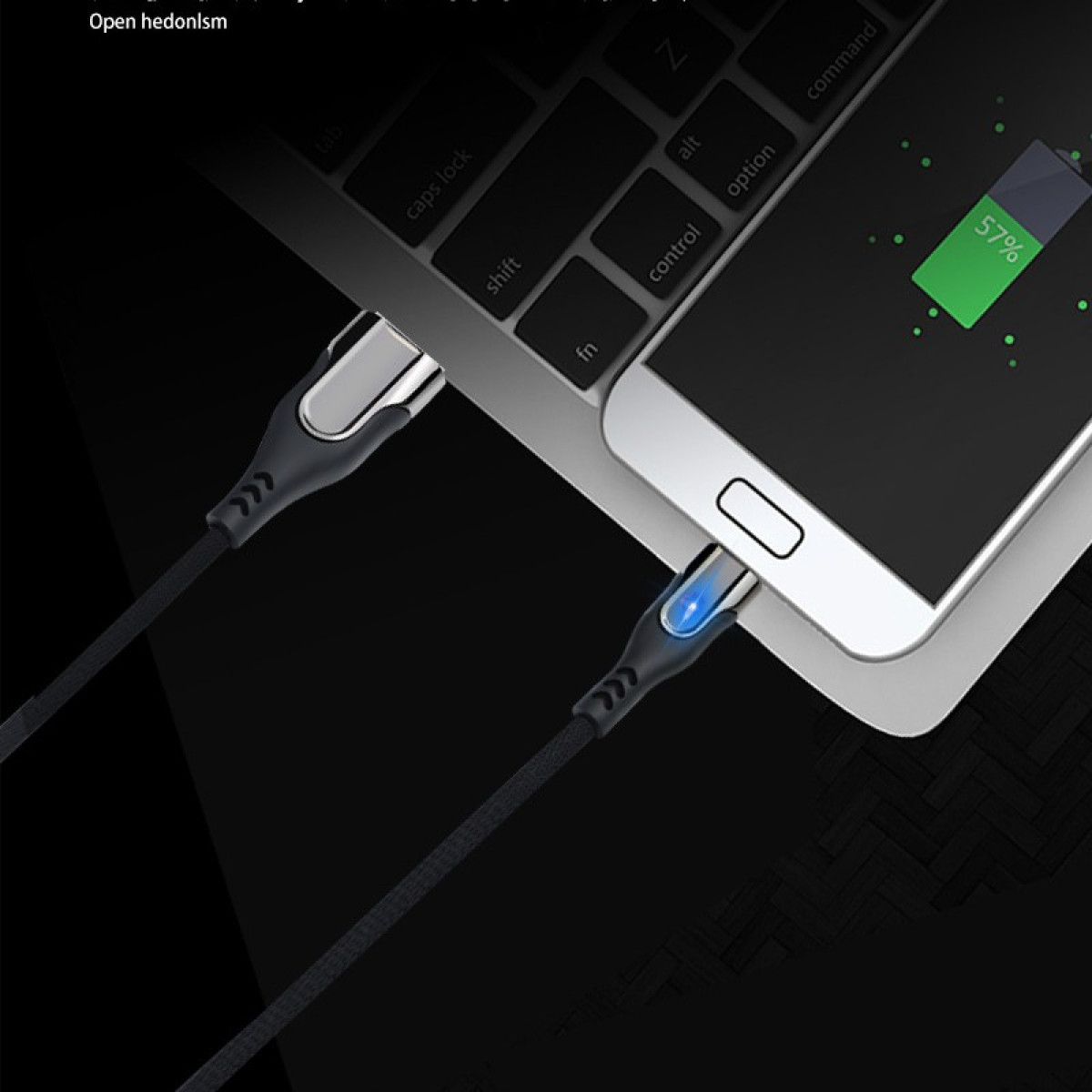 Ein Ladekabel, das an einen Laptop und ein Telefon angeschlossen ist. Das Telefon zeigt 57 % Akku.