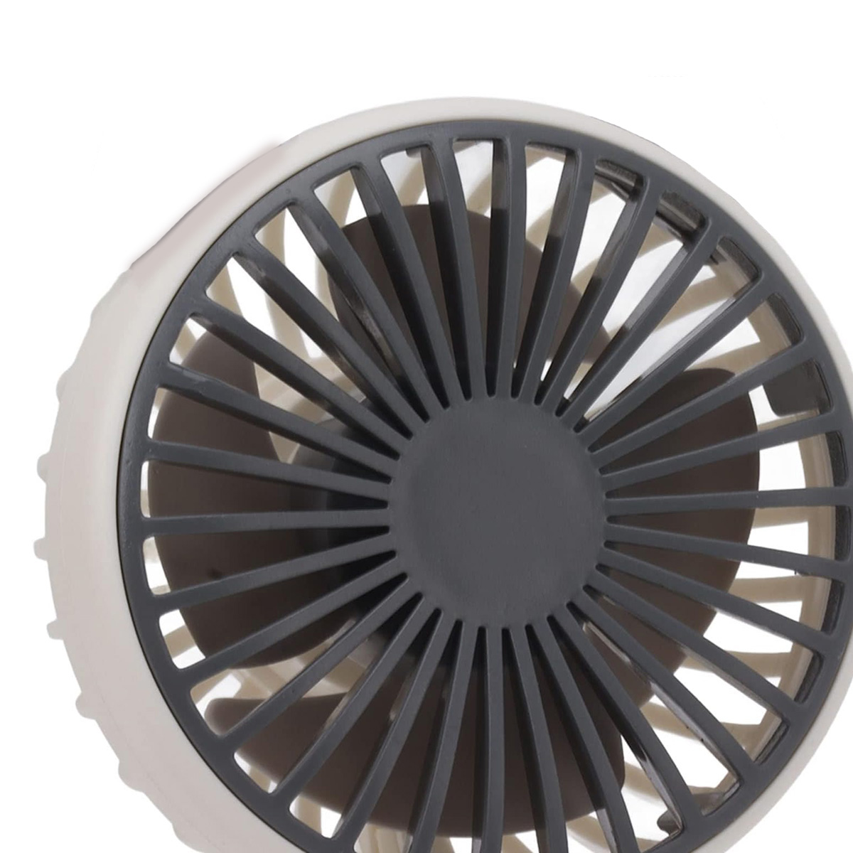 Primer plano de un ventilador, marco blanco y centro gris, diseño radial. Fondo blanco.
