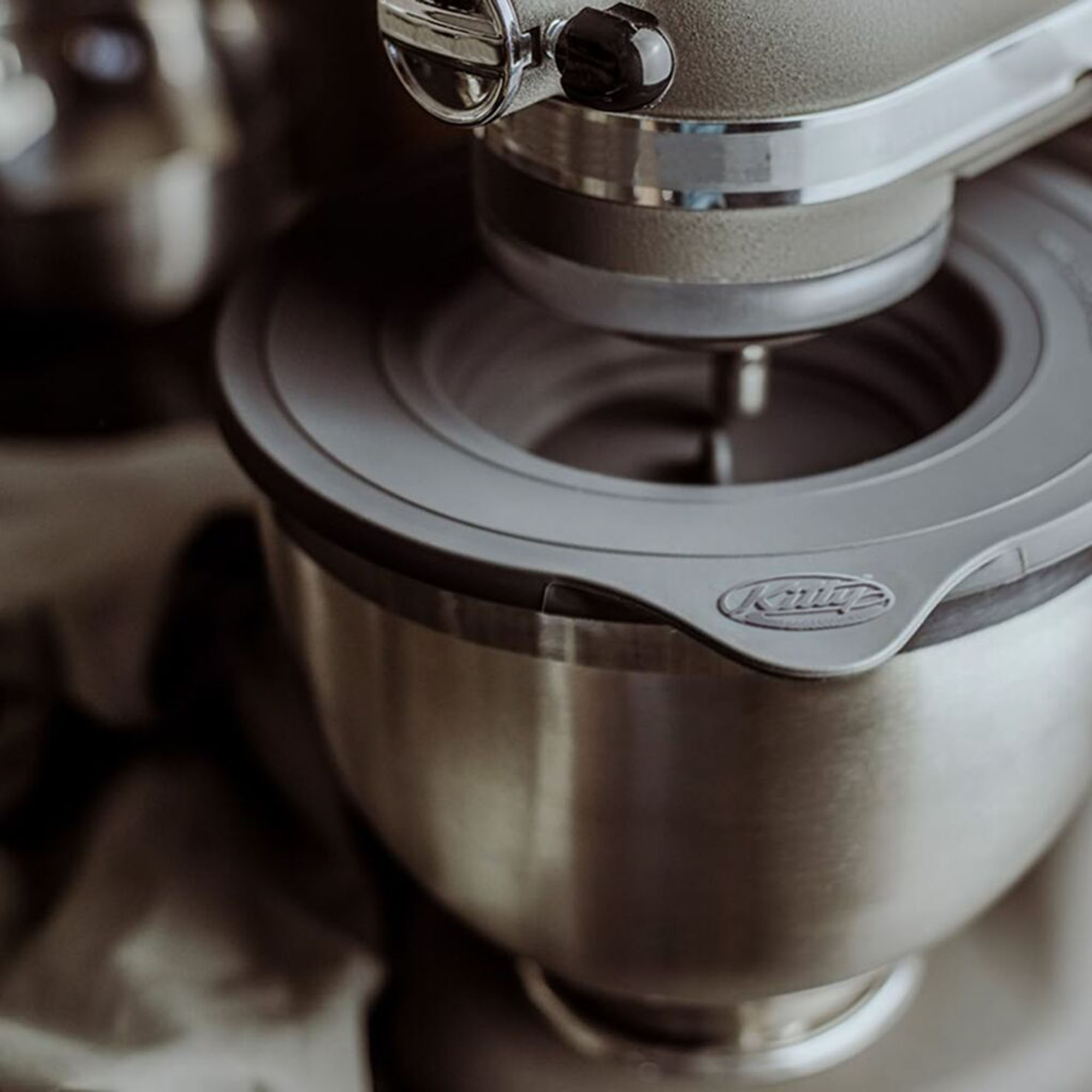 Nahaufnahme eines grauen KitchenAid-Mixers.