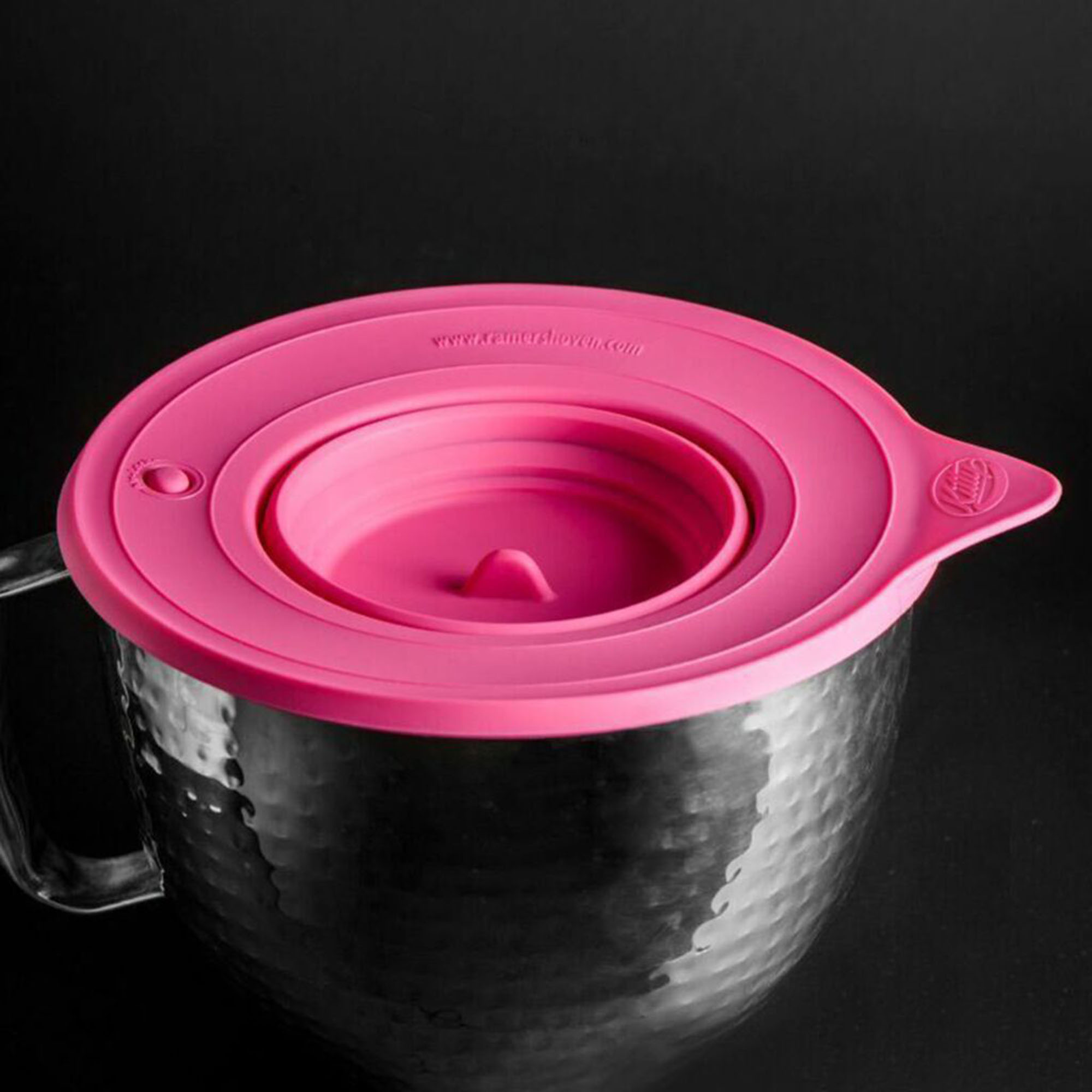 Rosa Deckel auf einer silbernen Schüssel, ein rosafarbener Deckel mit einem Mittelstück.