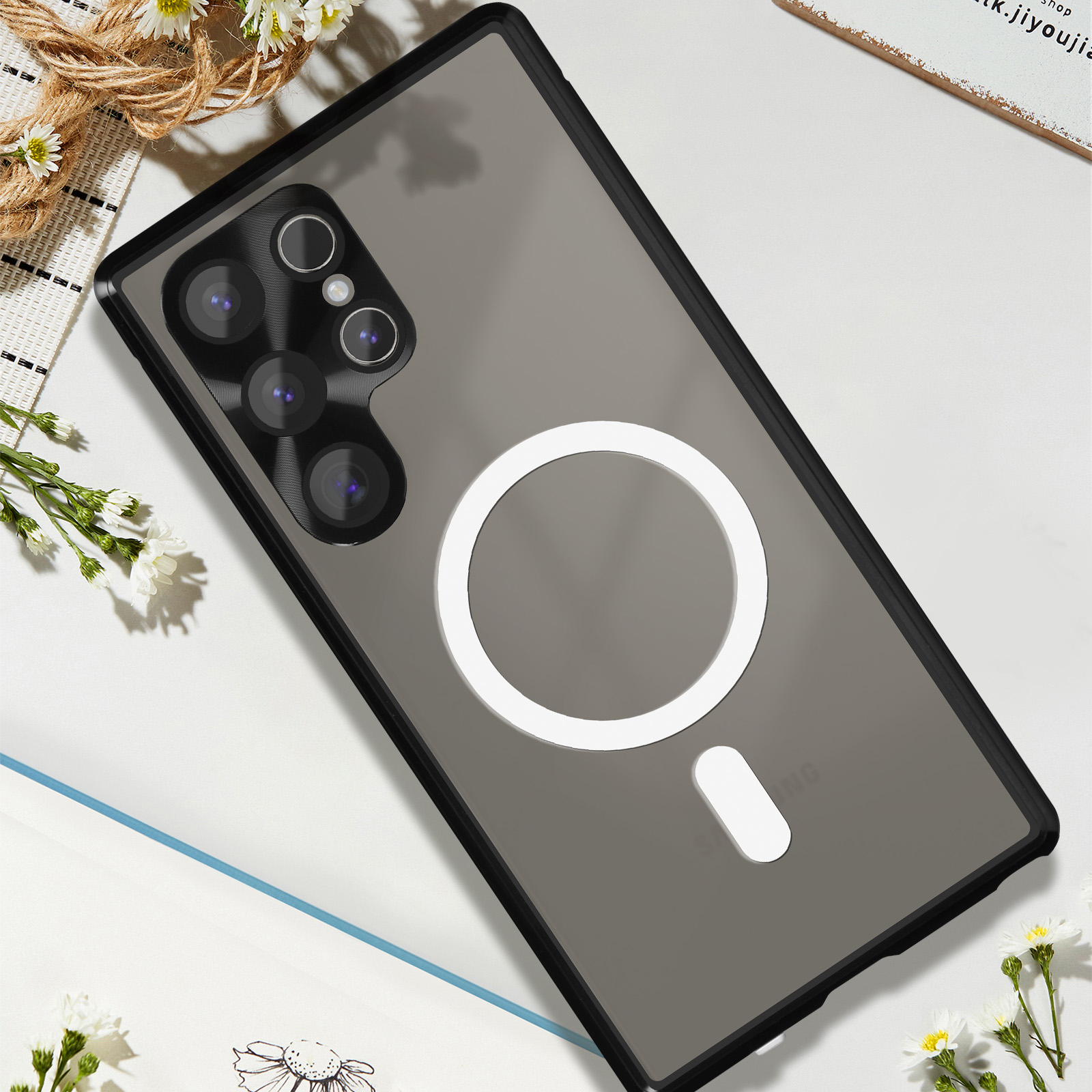 Una custodia per telefono con un design trasparente e bordi neri. La fotocamera del telefono è visibile. Un cerchio bianco è sul retro.