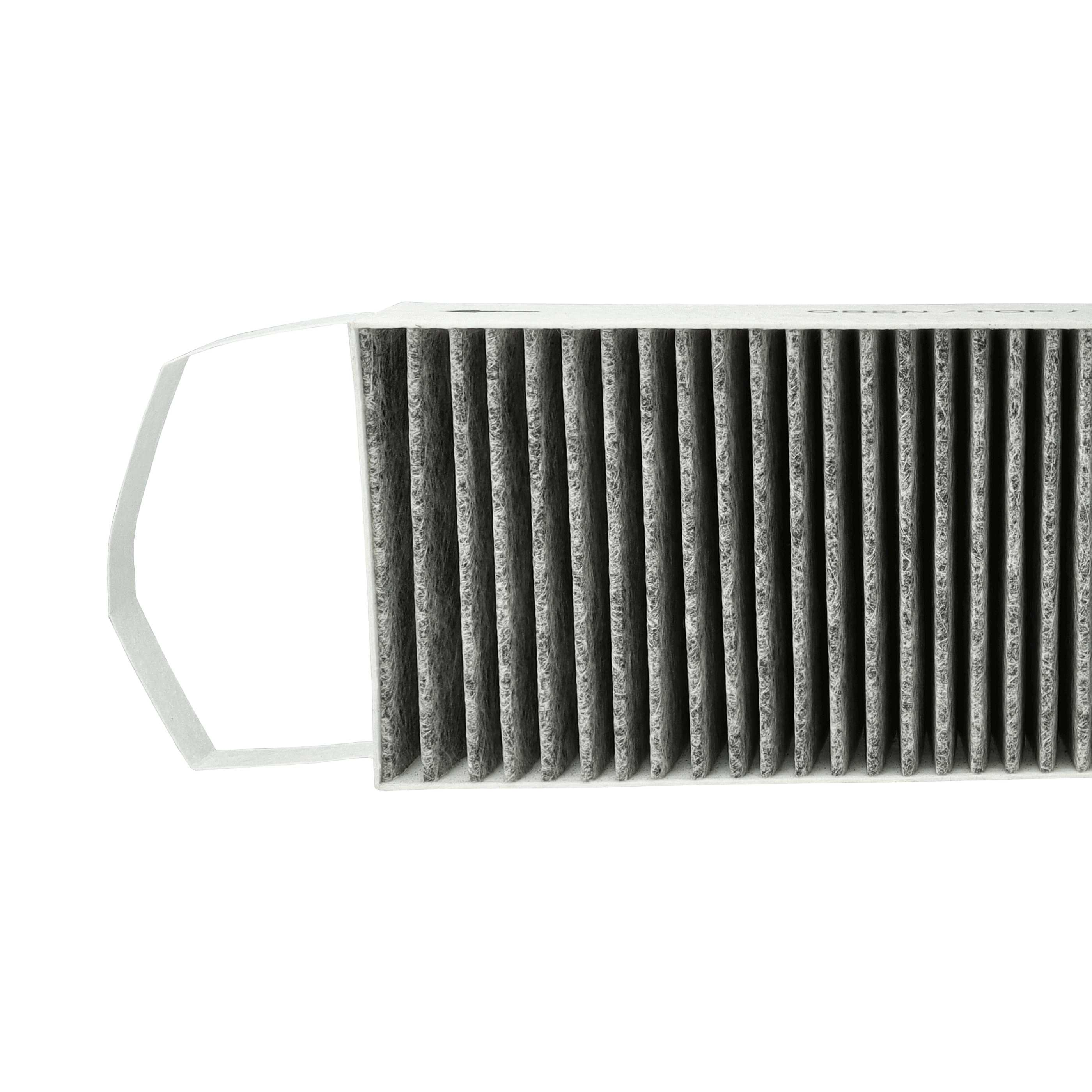 Auto-Luftfilter mit gefaltetem grauem Filtermaterial auf weißem Hintergrund.