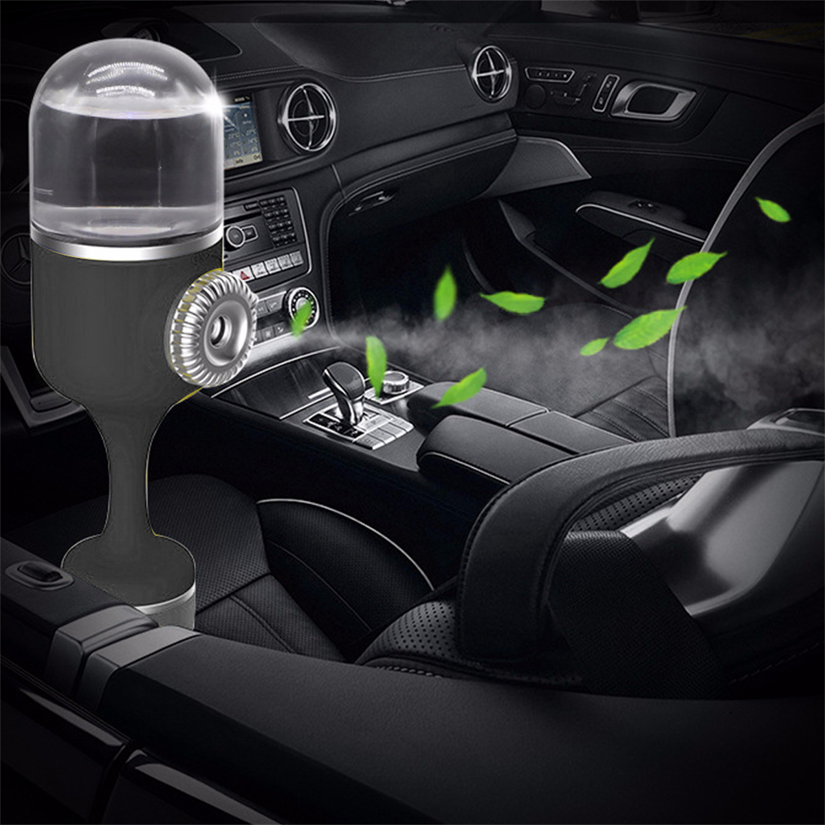 Ein Autointerieur. Ein schwarzer Luftreiniger mit Wasser und Dampf tritt aus. Grüne Blätter sind im Hintergrund.