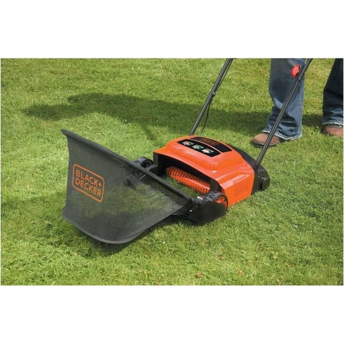 Rasenmäher schneidet Gras auf einem grünen Rasen, mit angebrachtem Fangsack.