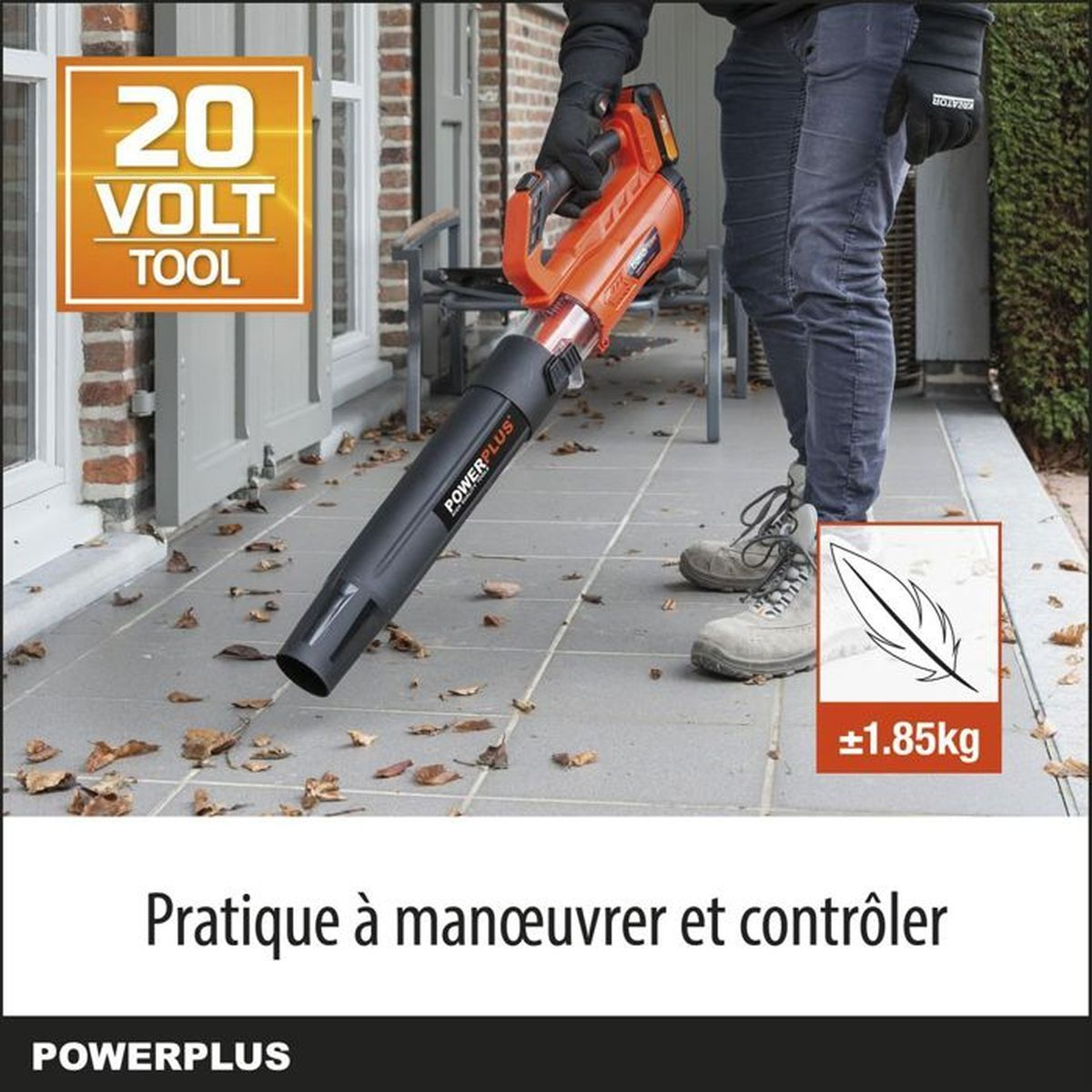 Person benutzt ein schwarz-oranges Laubgebläse. Die Marke 'POWERPLUS' ist zu sehen.