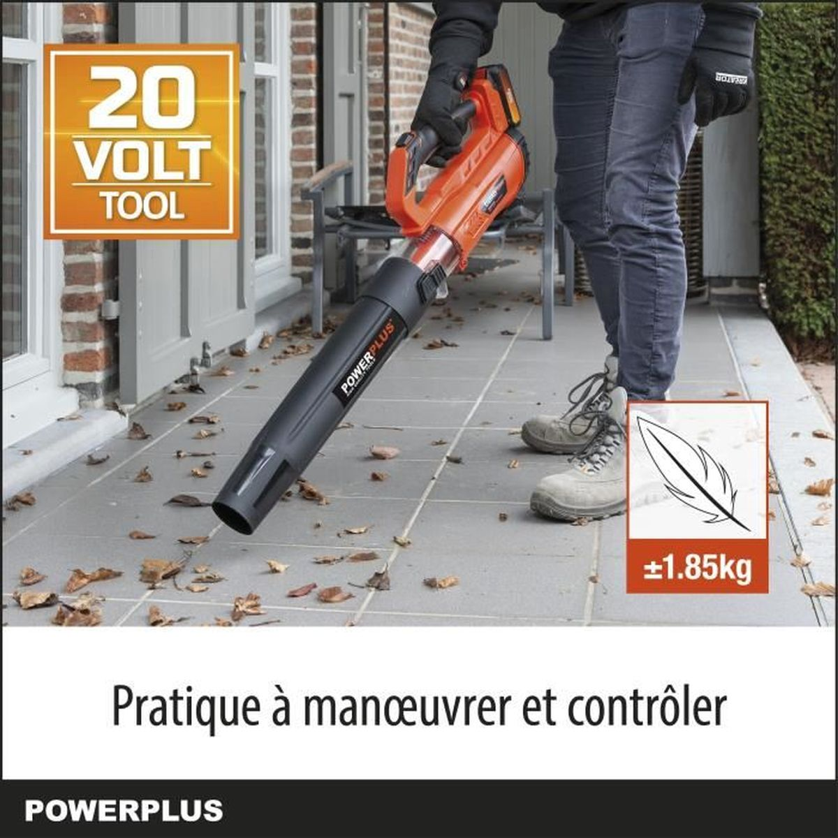Ein Mann benutzt ein orangefarbenes Laubgebläse, mit Text '20 VOLT TOOL' und 'POWERPLUS'.