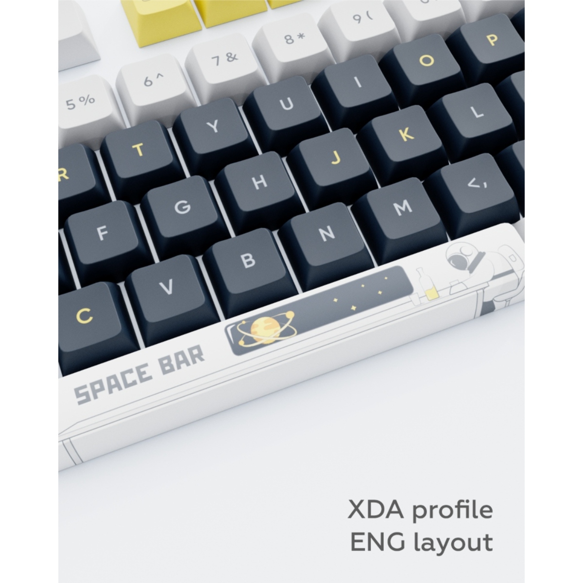 Nahaufnahme einer Tastatur mit gelben Tasten und einer Leertaste mit Astronaut.