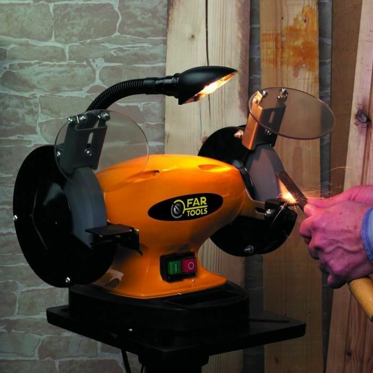 Smerigliatrice arancione Far Tools, scintille. Sfondo in legno. Mano dell'uomo che affila un utensile.