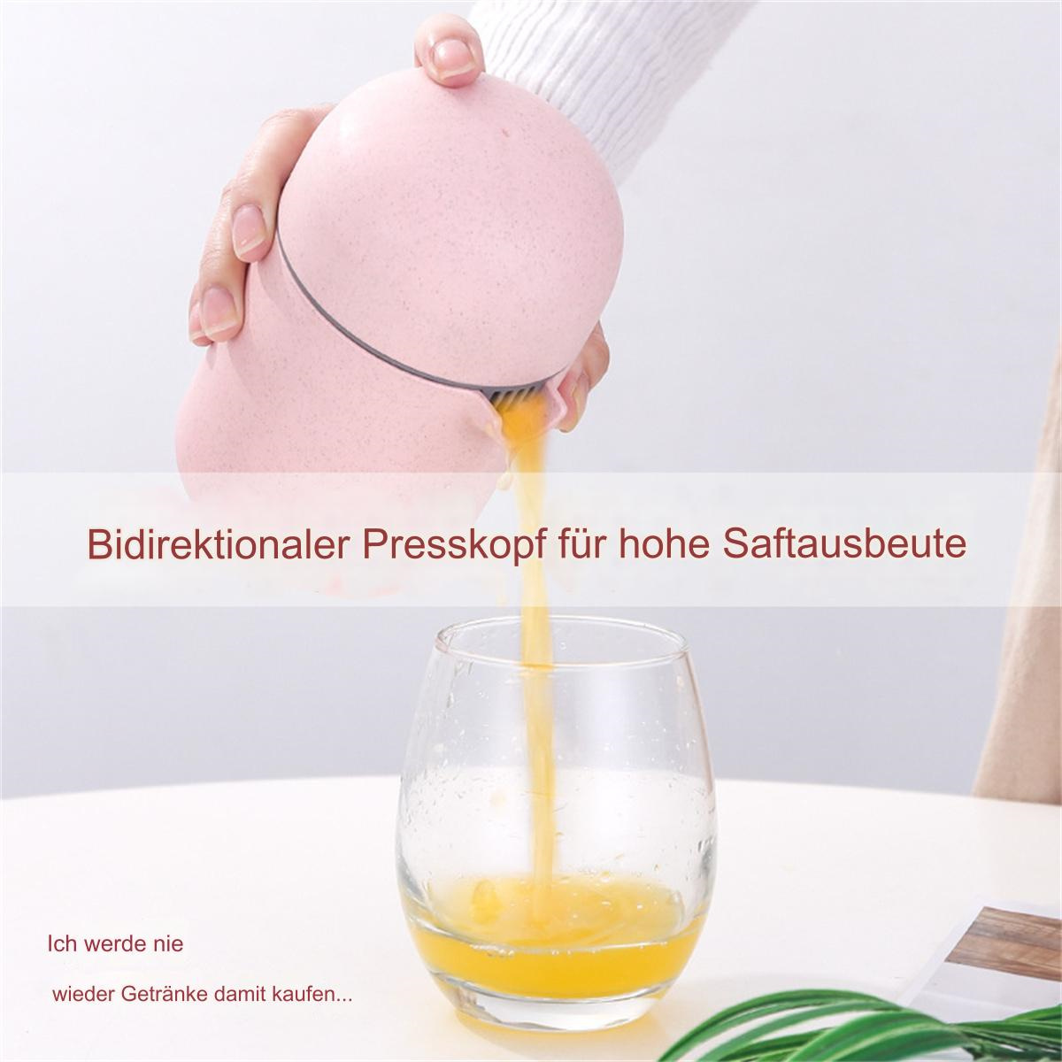Saft wird aus einer rosa Zitruspresse in ein Glas gegossen. Text erwähnt hohen Saftertrag.