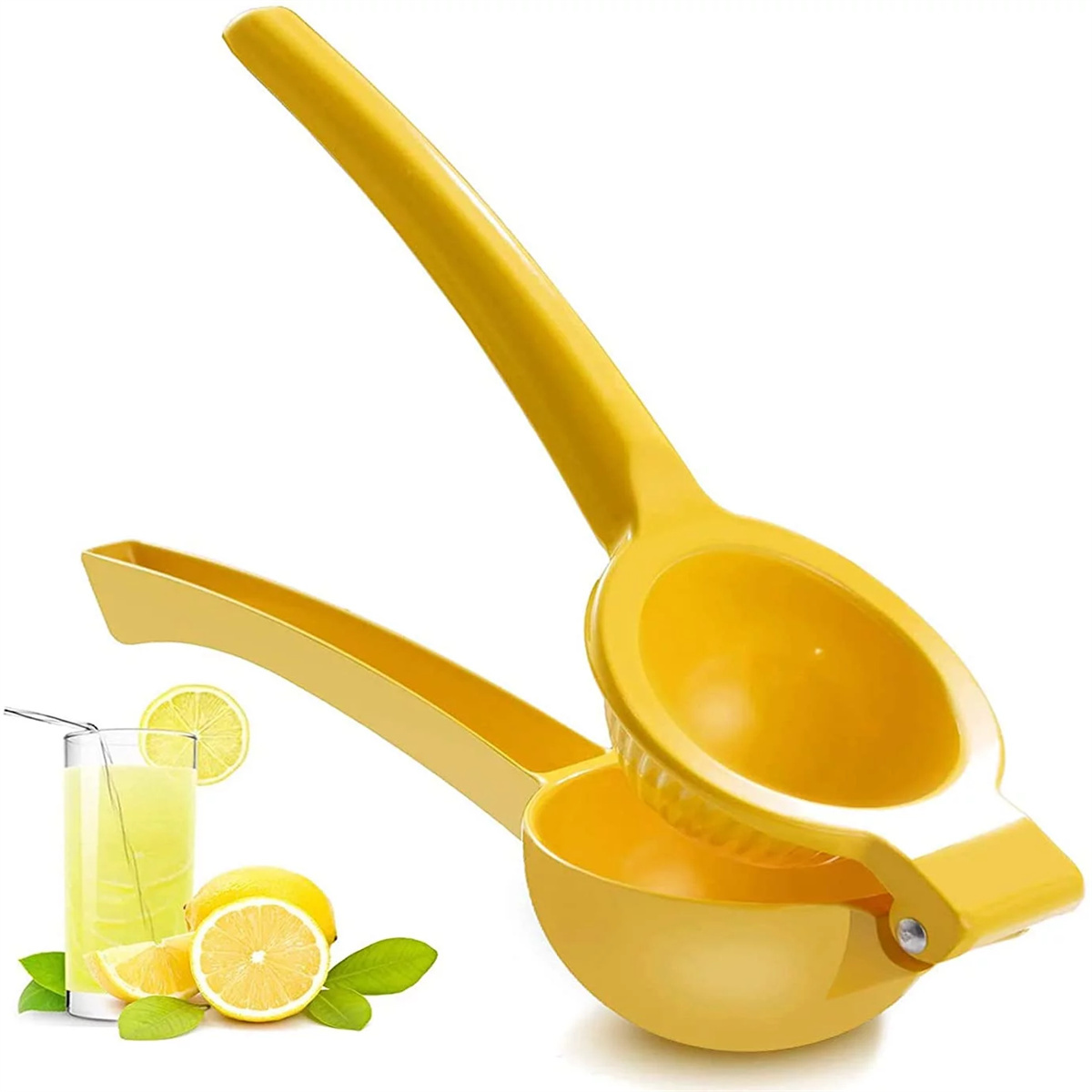 Gelbe Zitruspresse mit Zitrone und Glas Saft auf weißem Hintergrund.