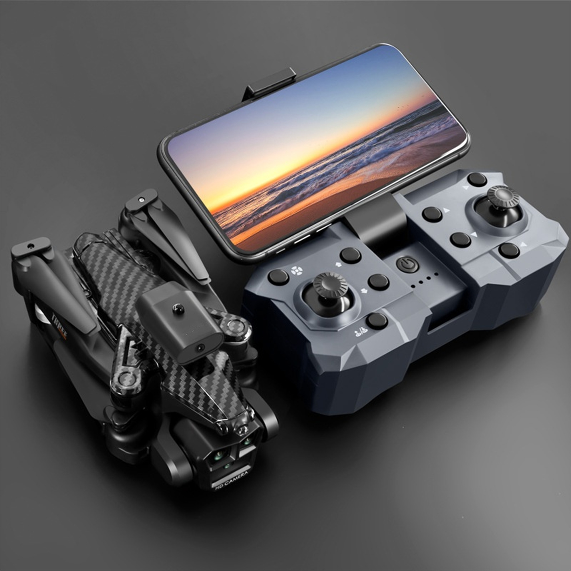 Eine Drohne mit einem Controller und einem Smartphone. Die Drohne ist schwarz und grau, der Controller grau.
