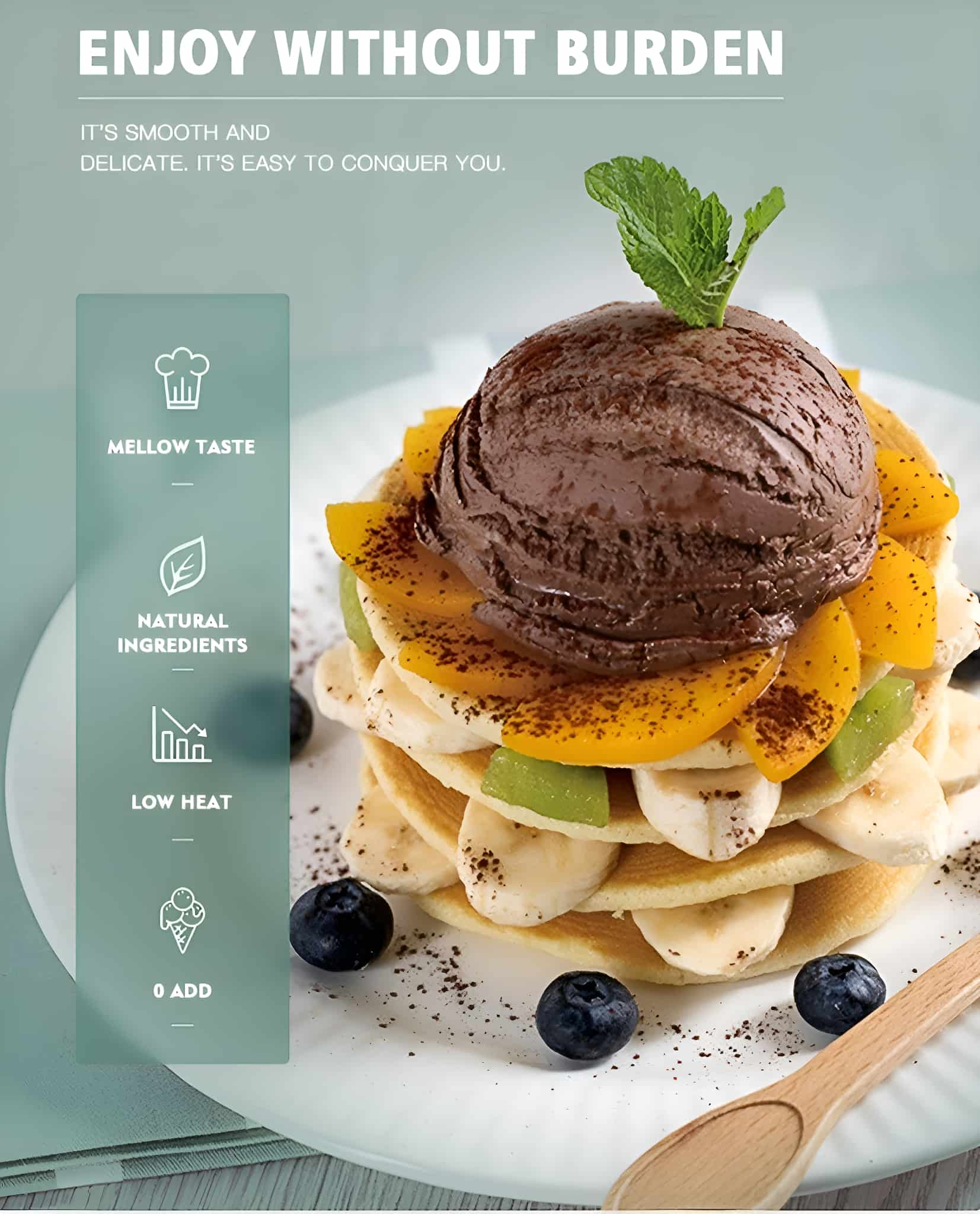 Dessert mit Eis, Früchten und Blaubeeren. Textbezeichnungen: Milder Geschmack, Natürliche Zutaten usw.