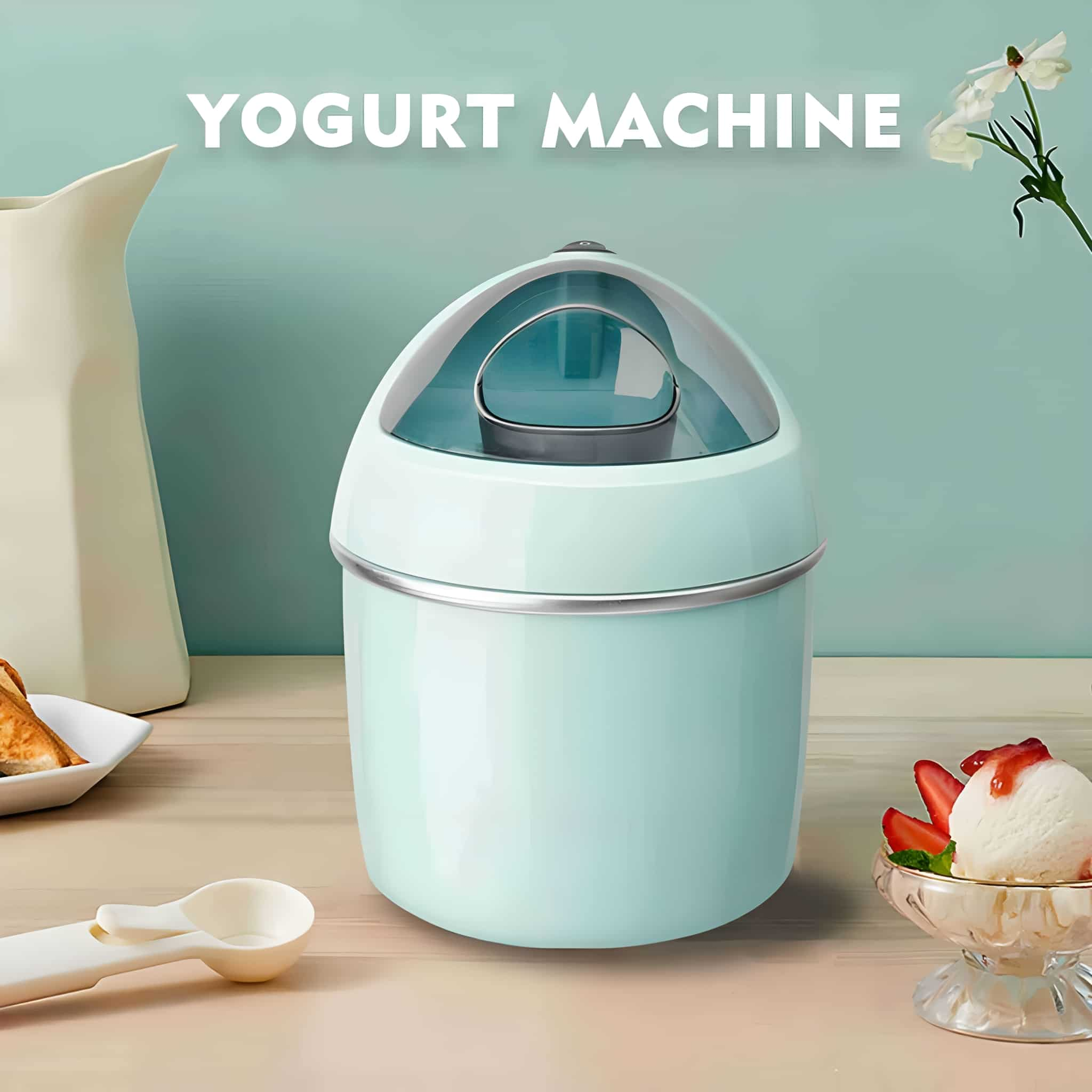 Minzgrüne Joghurtmaschine auf einem Holztisch mit Joghurt und Blume.