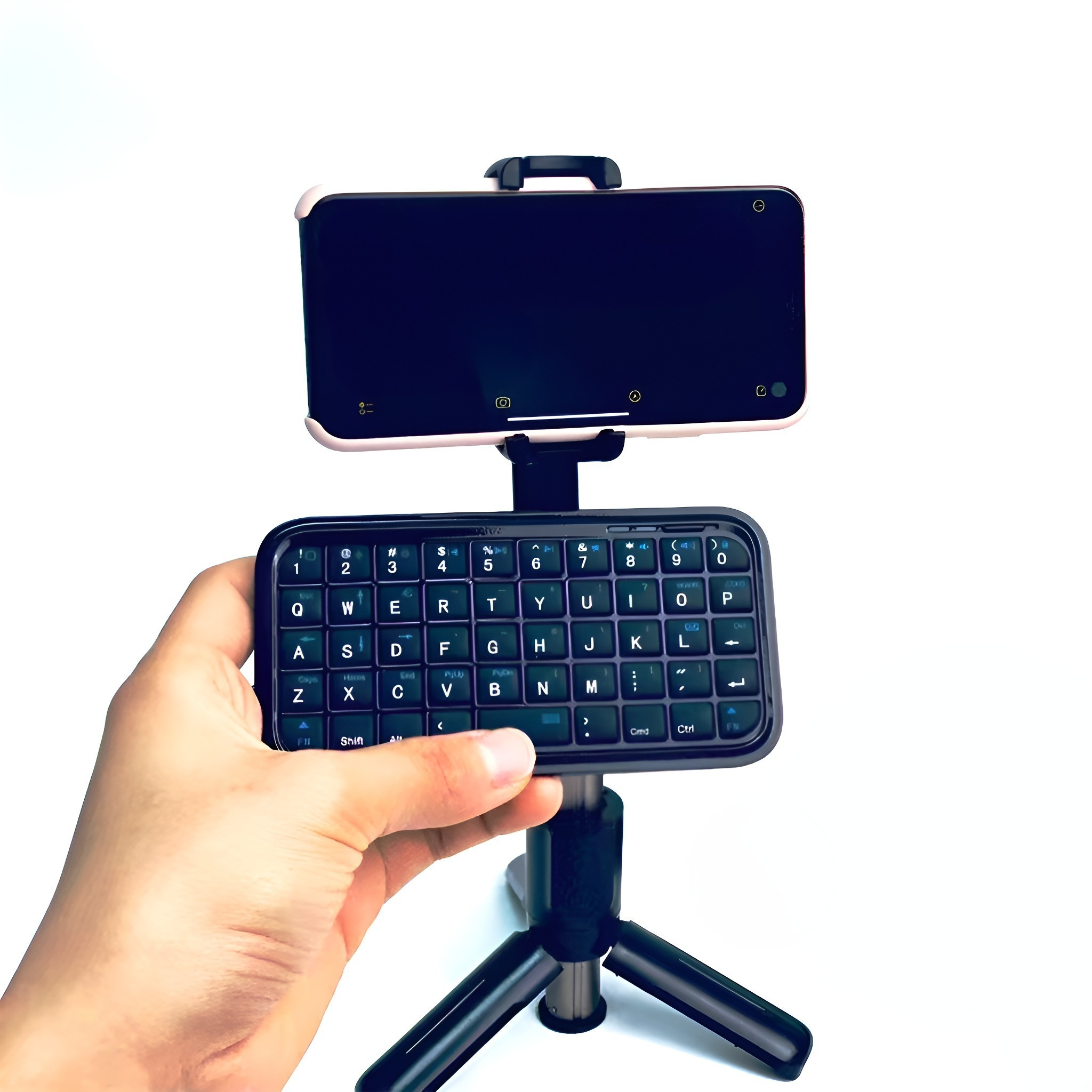 Hand hält ein Telefon auf einem Stativ mit Tastatur. Unter dem Telefon befindet sich eine schwarze Tastatur.