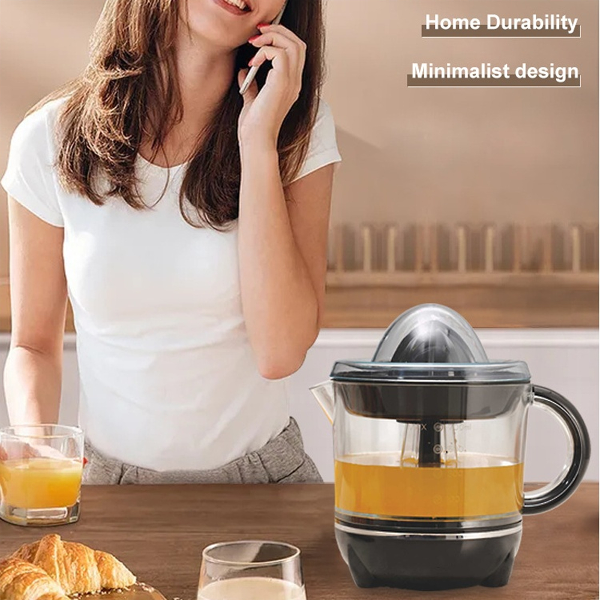 Frau telefoniert neben einer Saftpresse mit Orangensaft. Text: "Home Durability" und "Minimalist design".