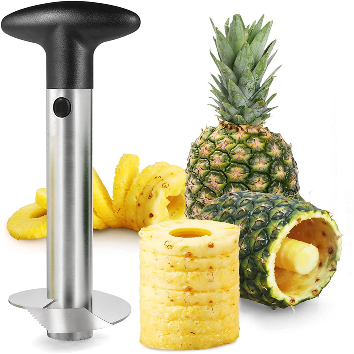 Ananas, ein Kerngehäuseentferner und Scheiben. Eine ganze Ananas, eine entkernte Ananas und Ananasscheiben.