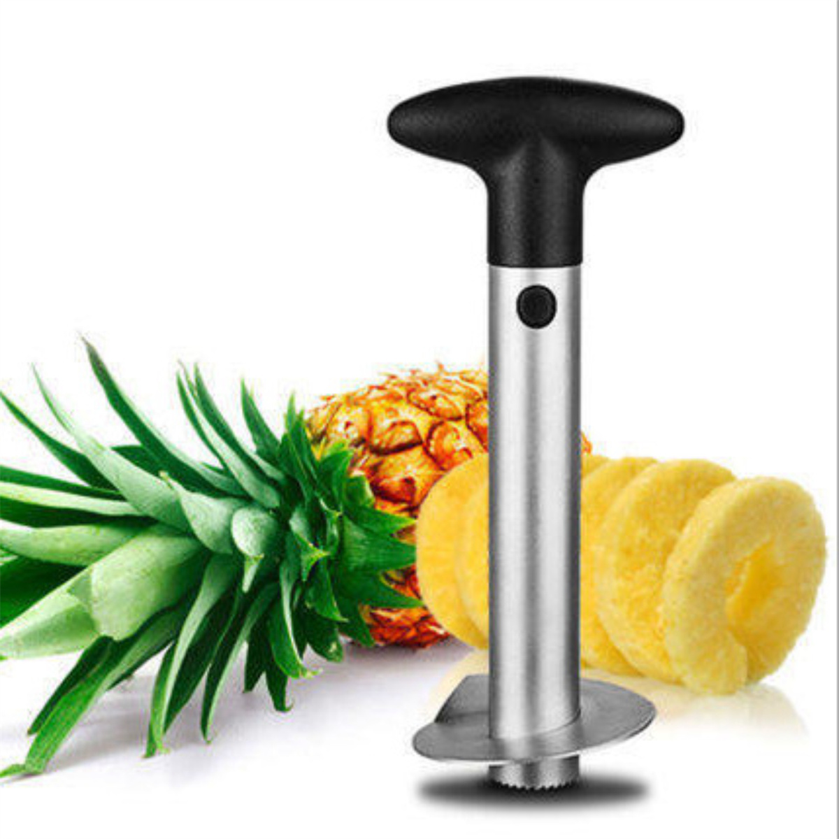 Ananaskerne mit Ananas und Scheiben.
